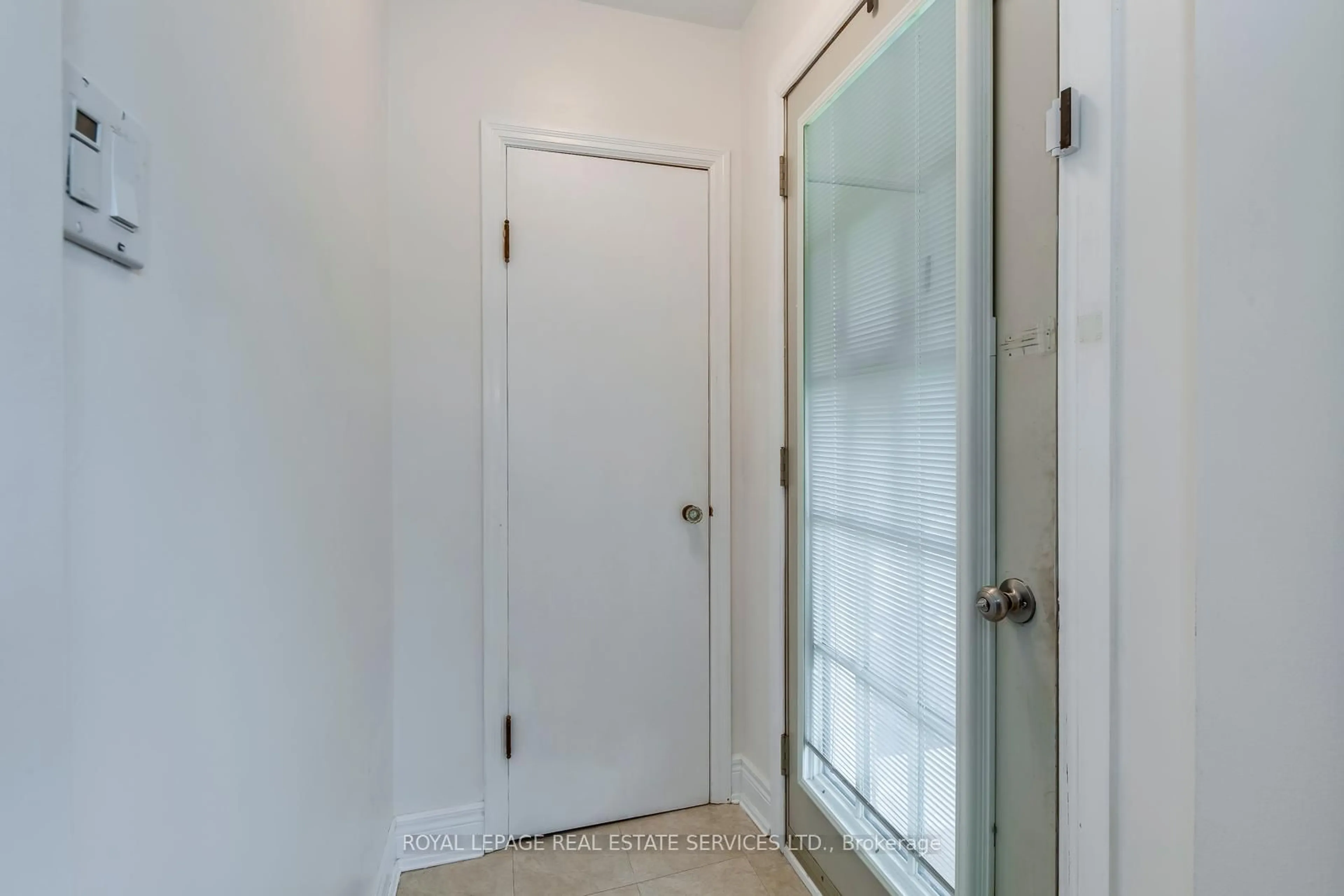 Indoor entryway for 369 Mill St, Kitchener Ontario N2M 3R9