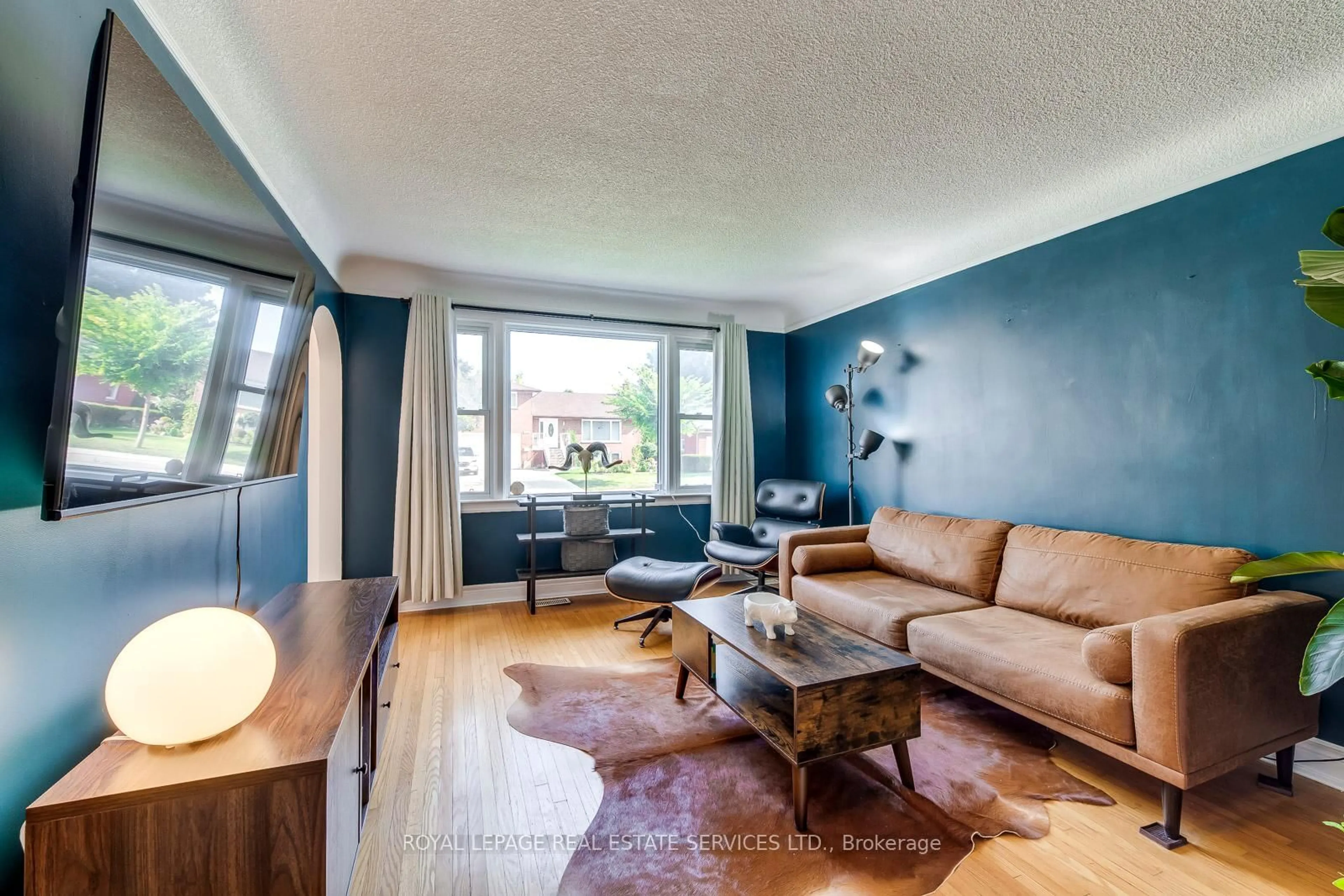 Living room with furniture, wood/laminate floor for 369 Mill St, Kitchener Ontario N2M 3R9