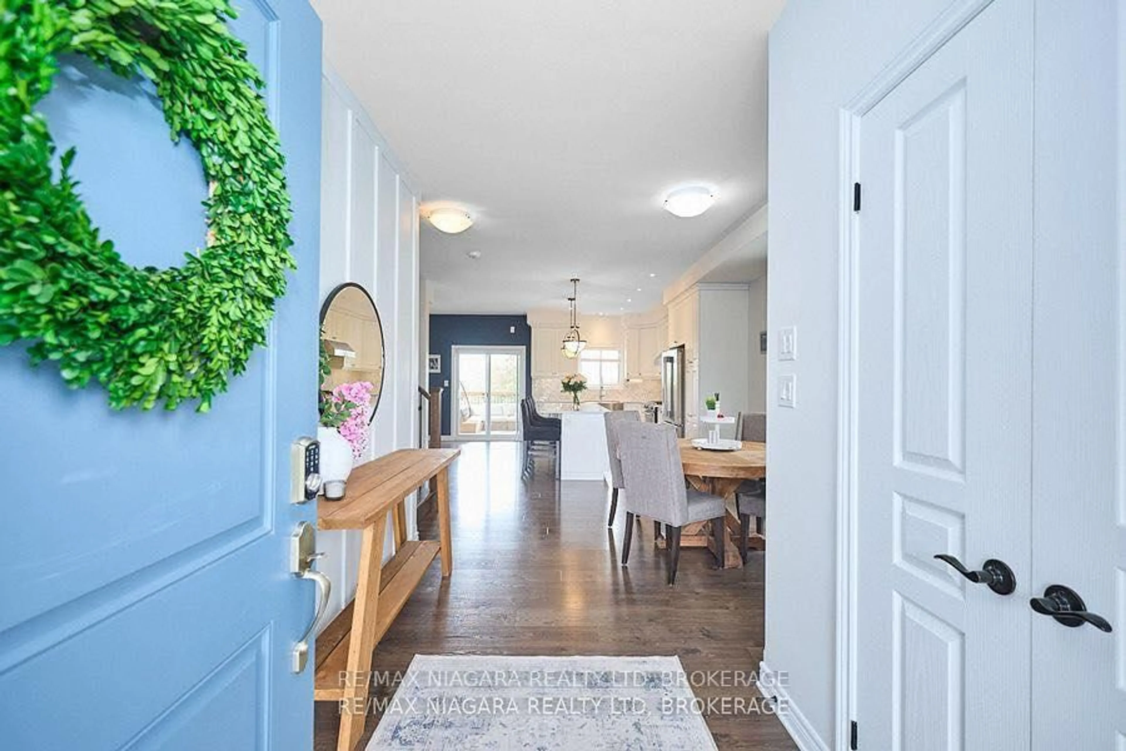 Indoor entryway for 5703 Osprey Ave, Niagara Falls Ontario L2H 0M2
