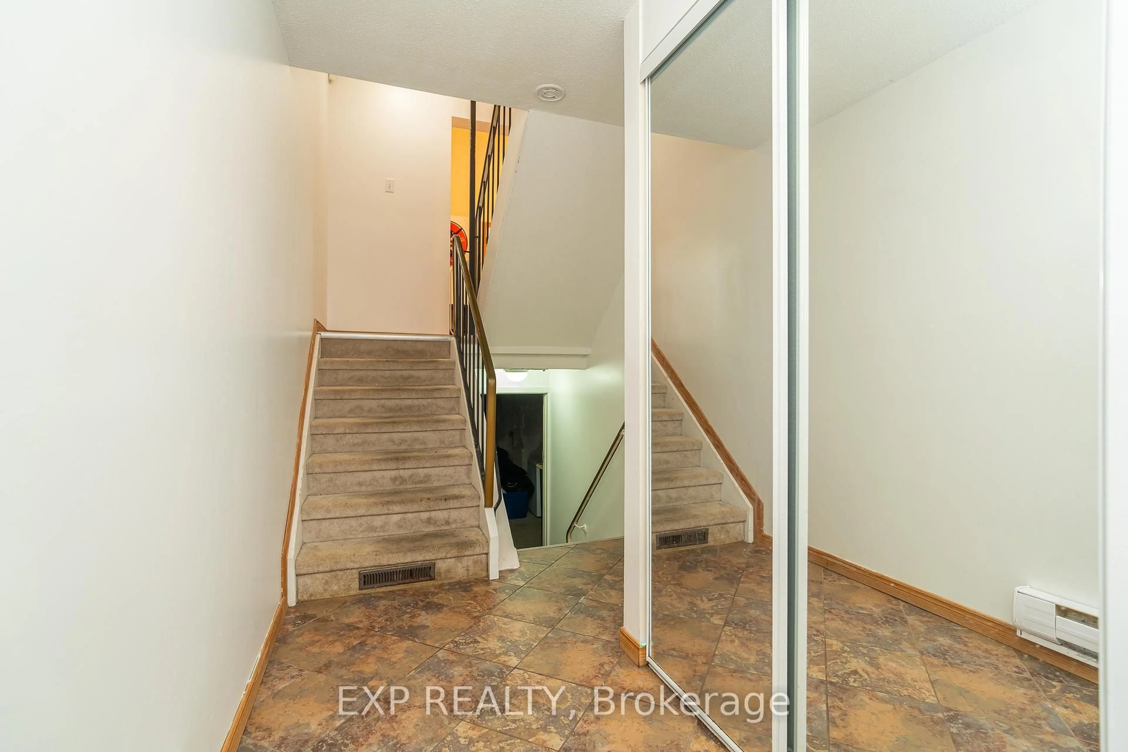 Indoor entryway for 2296 Orient Park Dr #40, Ottawa Ontario K1B 4N6