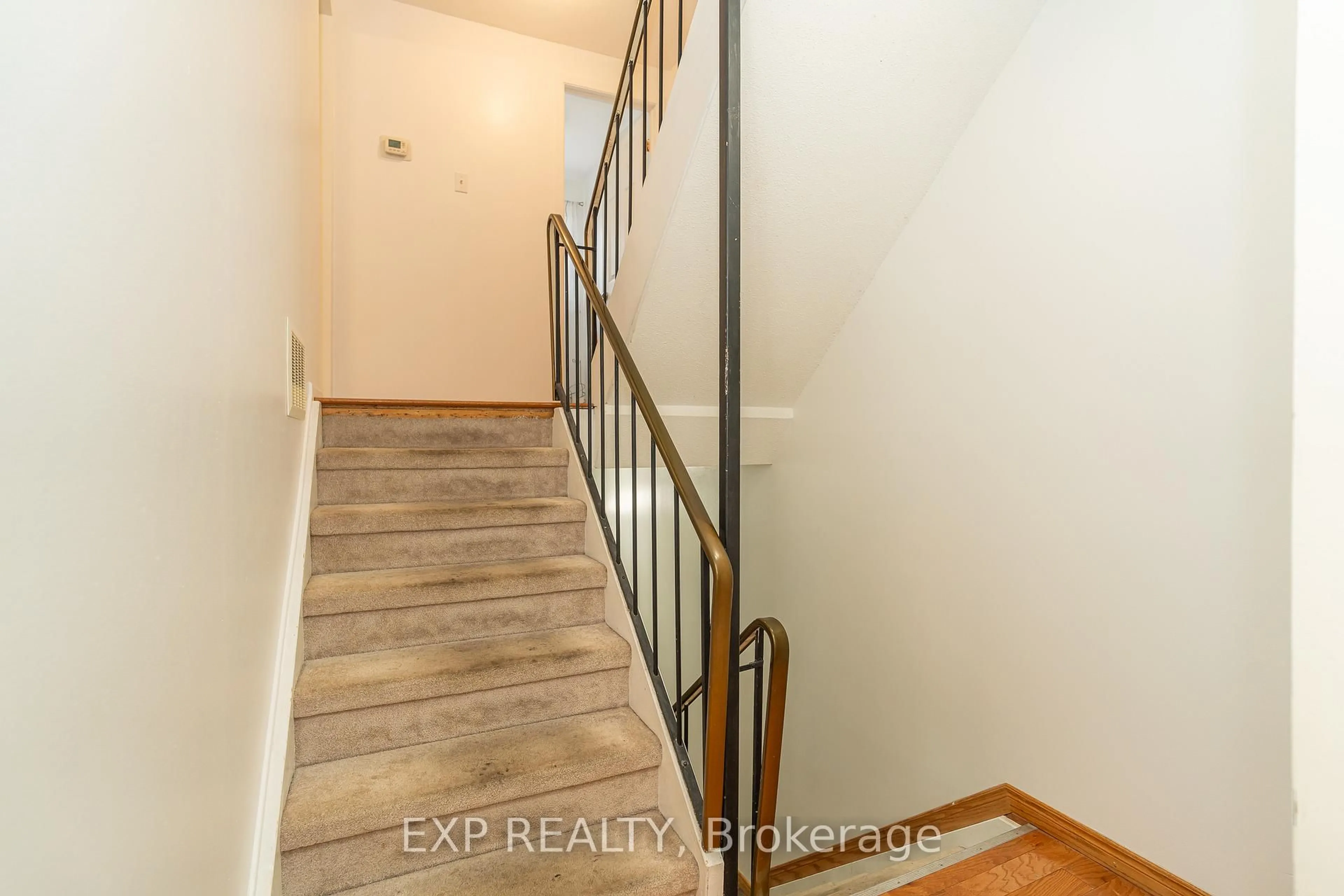 Indoor entryway for 2296 Orient Park Dr #40, Ottawa Ontario K1B 4N6