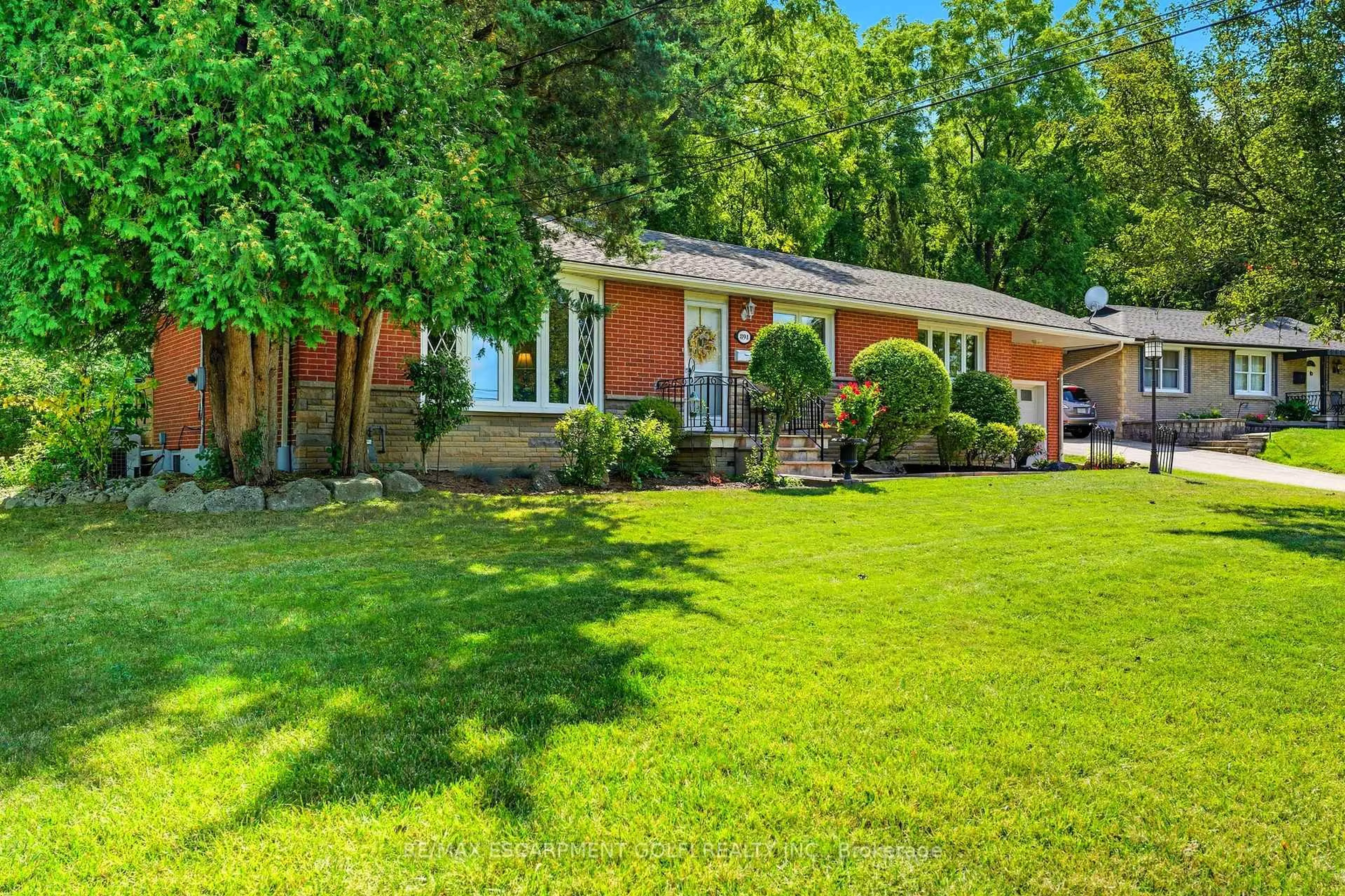 A pic from outside/outdoor area/front of a property/back of a property/a pic from drone, unknown for 894 Bishop Pl, Hamilton Ontario L9G 3E5