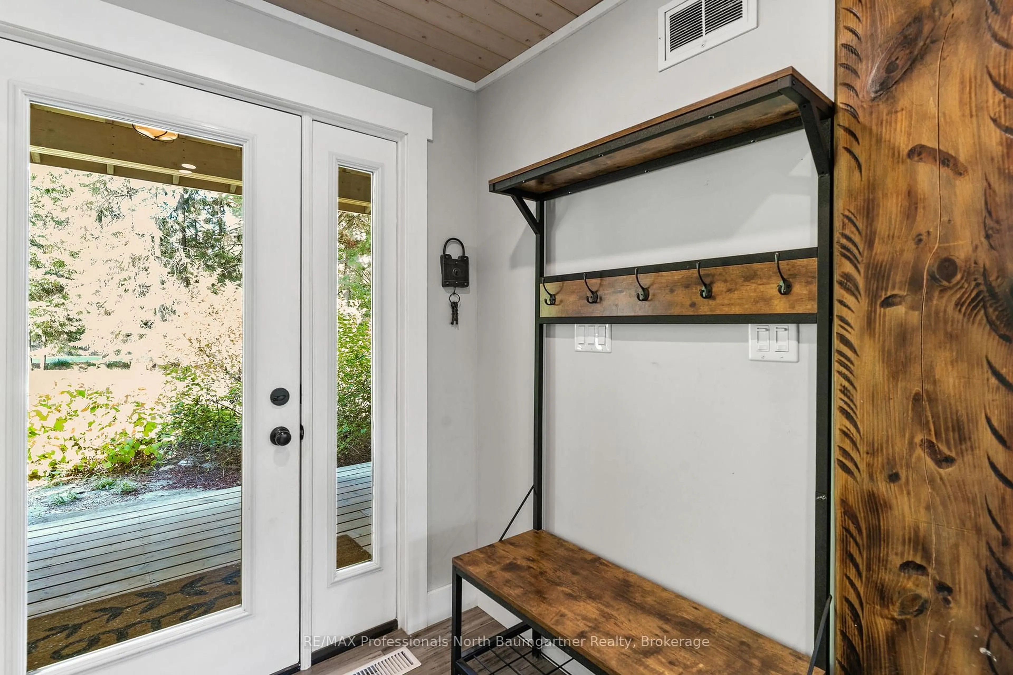 Indoor entryway for 1850 Scotch Line Rd, Minden Hills Ontario K0M 2K0