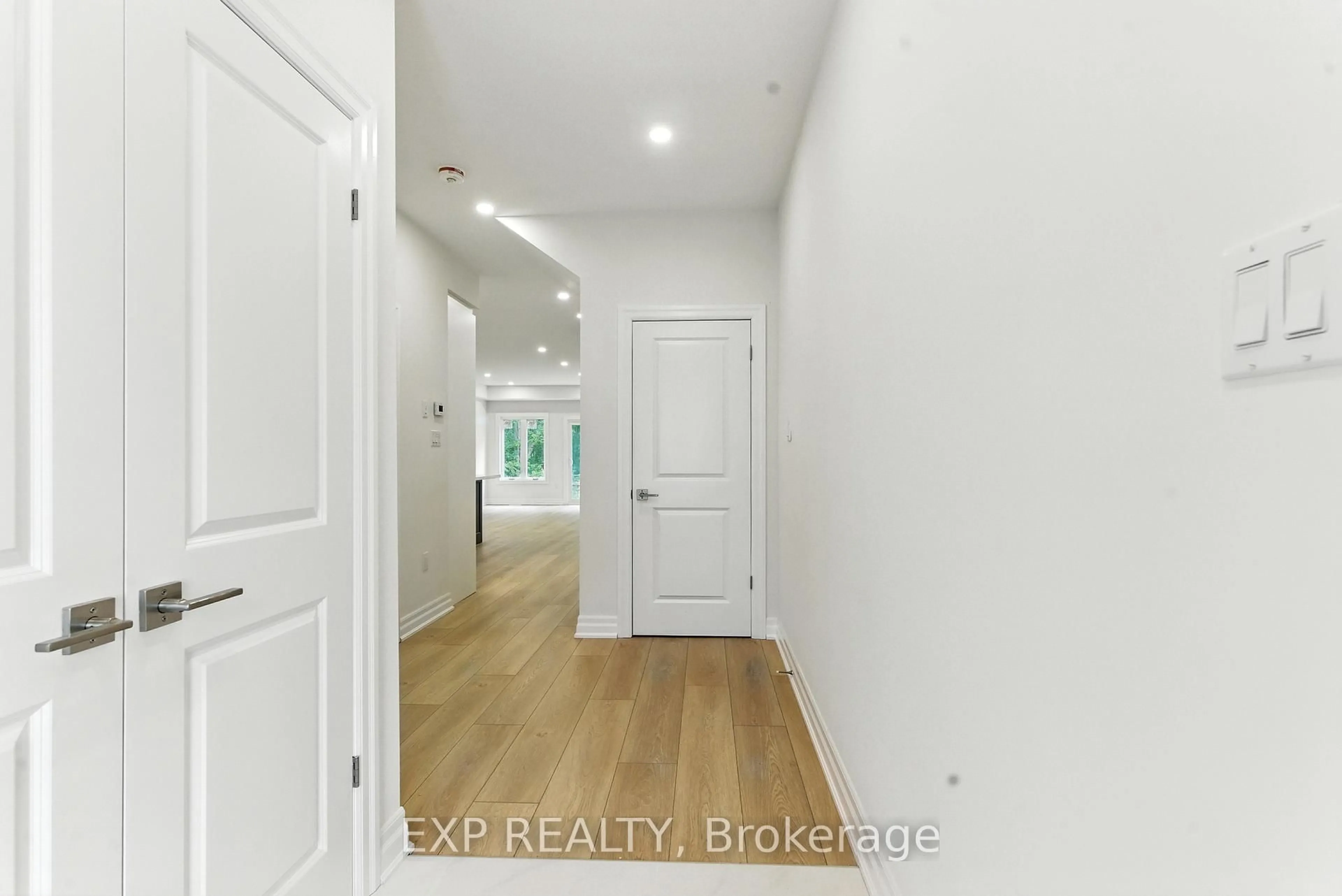 Indoor entryway for 116 Forks Rd, Welland Ontario L3B 5K5
