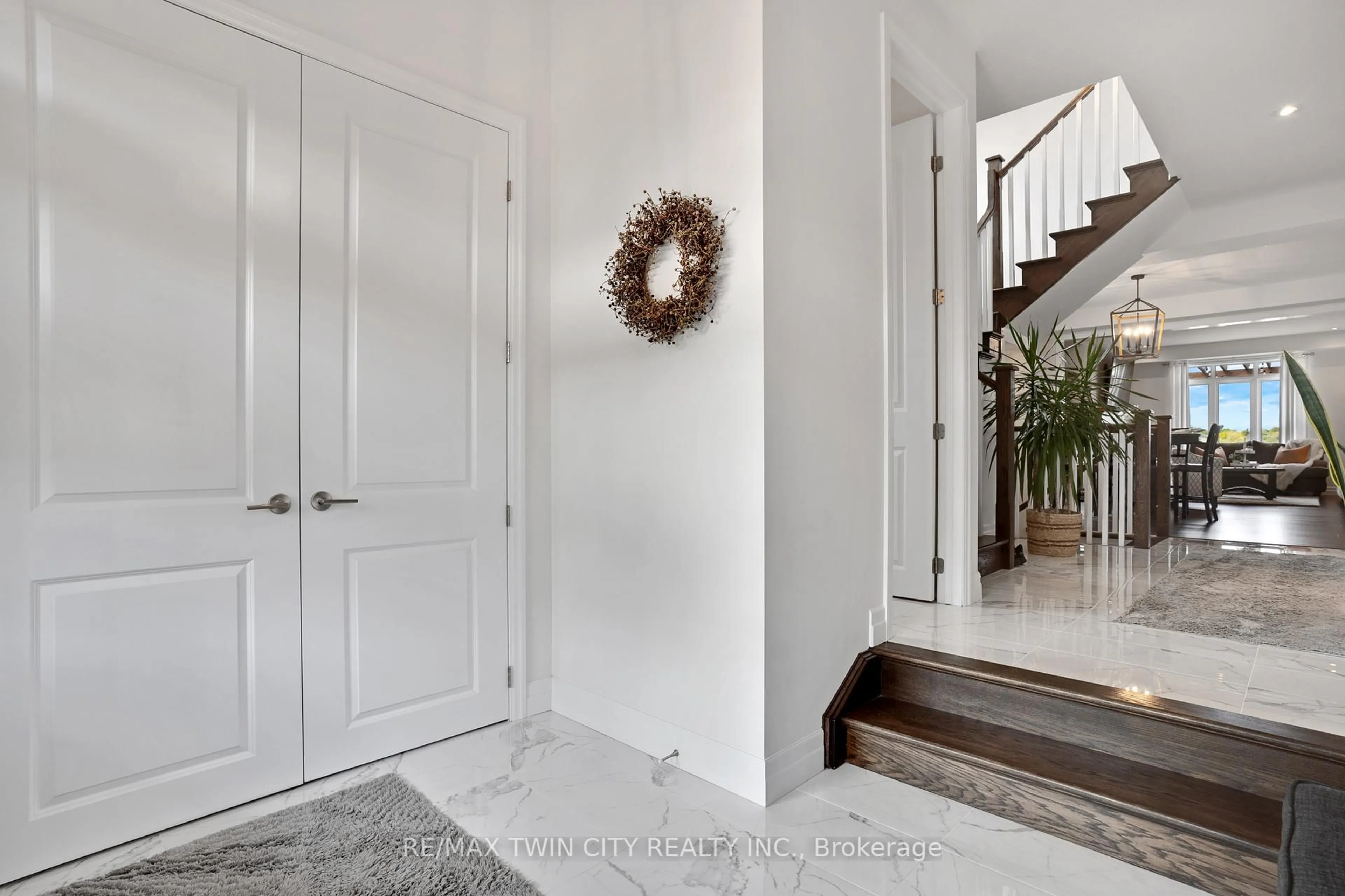 Indoor entryway for 26 Gourlay Farm Lane, North Dumfries Ontario N0B 1E0