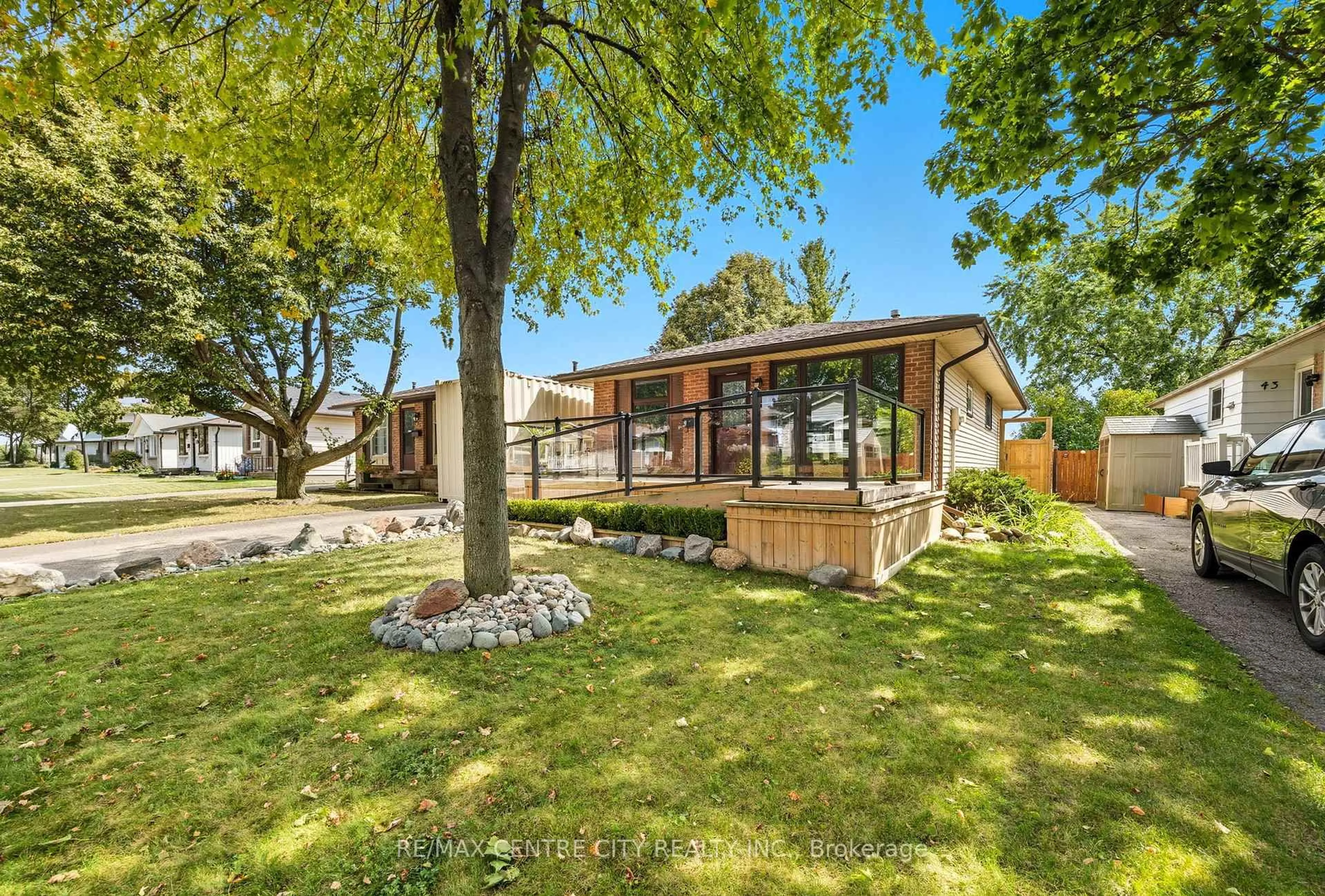 A pic from outside/outdoor area/front of a property/back of a property/a pic from drone, street for 47 Patience Cres, London South Ontario N6E 2K7
