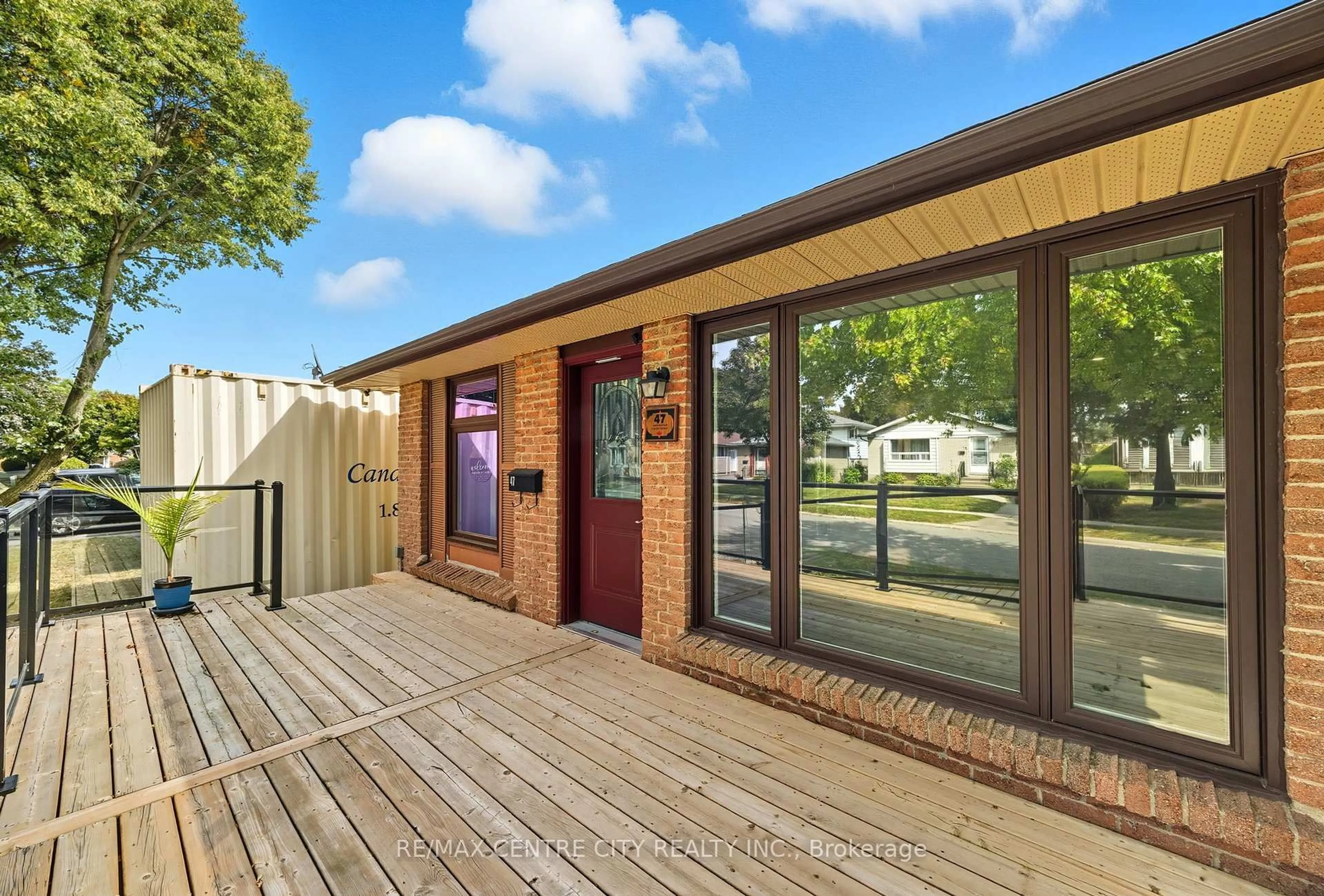 A pic from outside/outdoor area/front of a property/back of a property/a pic from drone, street for 47 Patience Cres, London South Ontario N6E 2K7