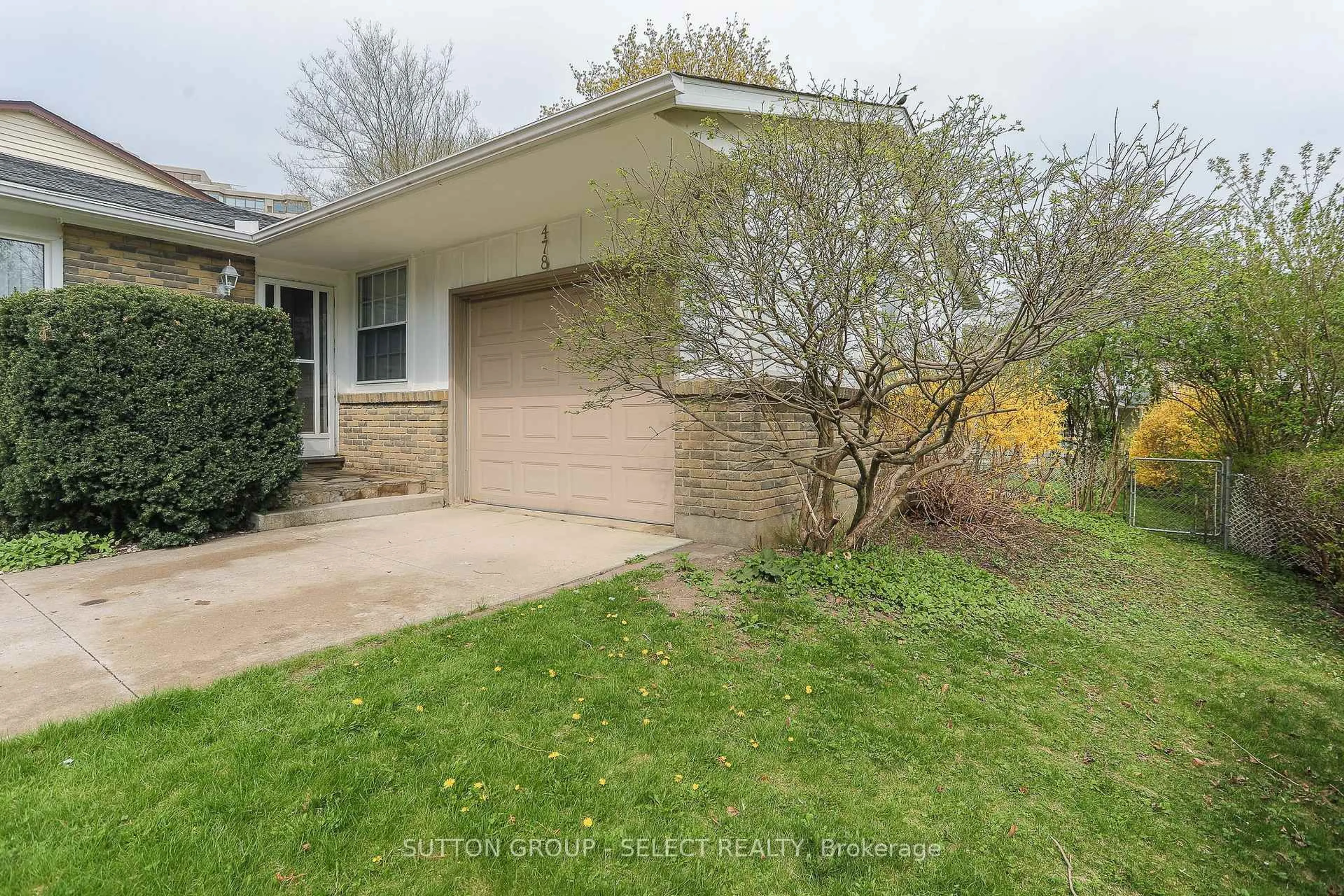 A pic from outside/outdoor area/front of a property/back of a property/a pic from drone, street for 478 Village Green Ave, London South Ontario N6J 1Z3