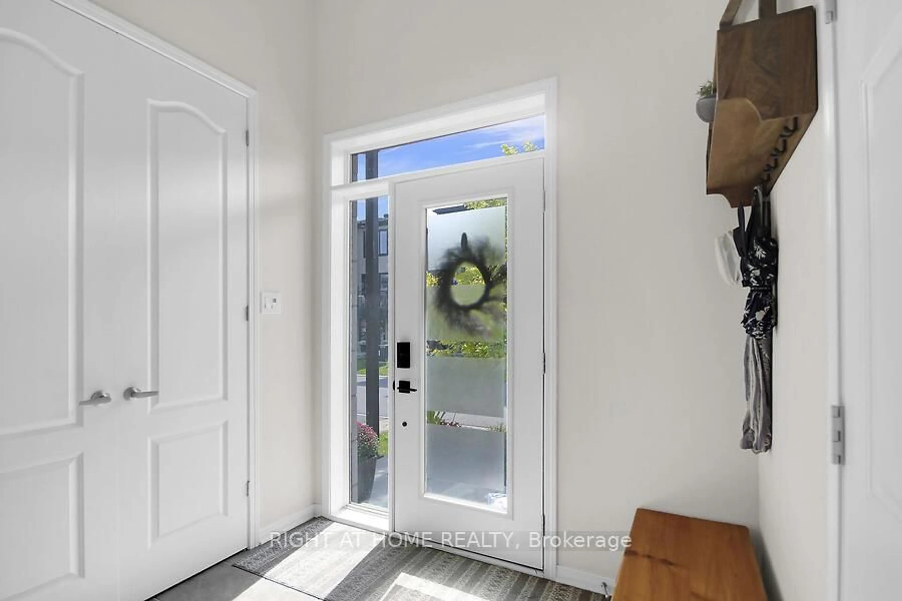 Indoor entryway for 507 Radiant Private, Ottawa Ontario K2M 0M9