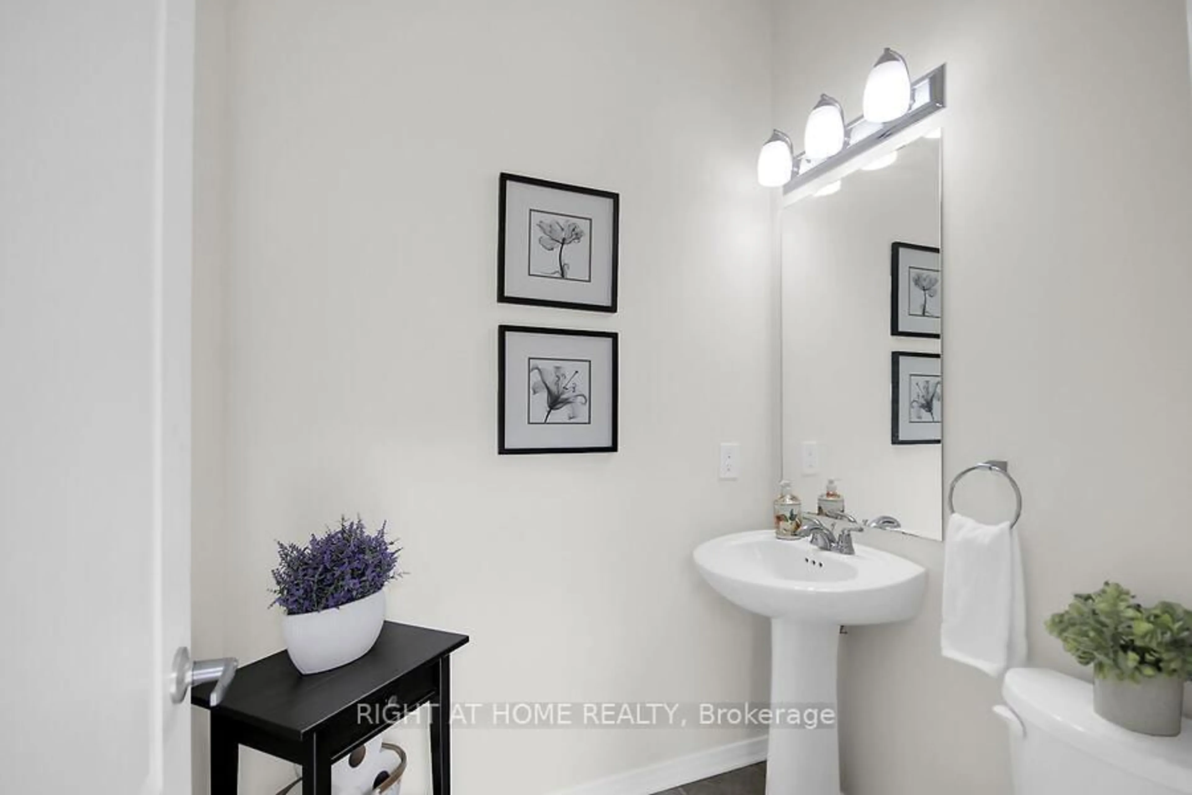 Standard bathroom, ceramic/tile floor for 507 Radiant Private, Ottawa Ontario K2M 0M9