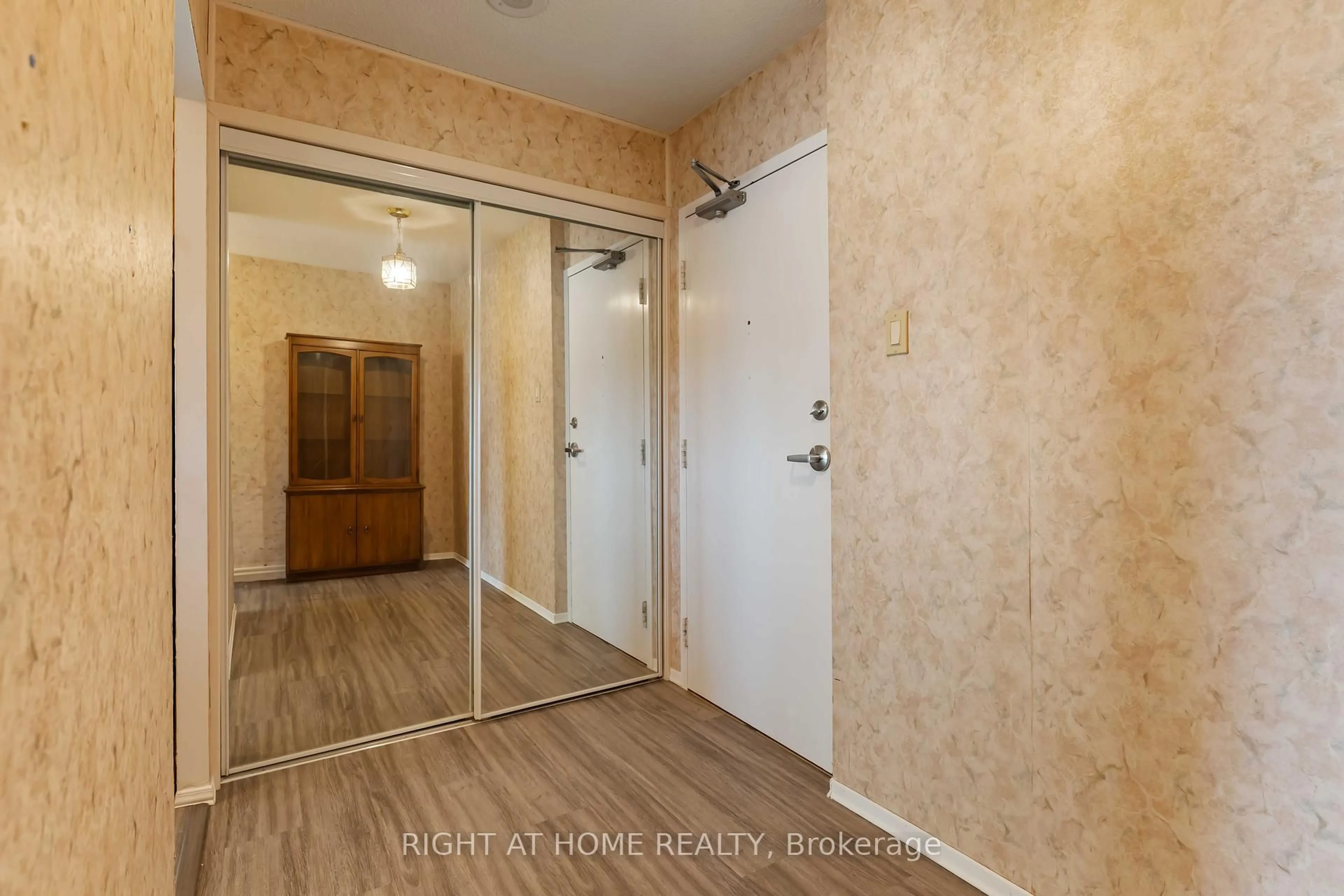 Indoor entryway for 7 Gale Cres #204, St. Catharines Ontario L2R 7M8