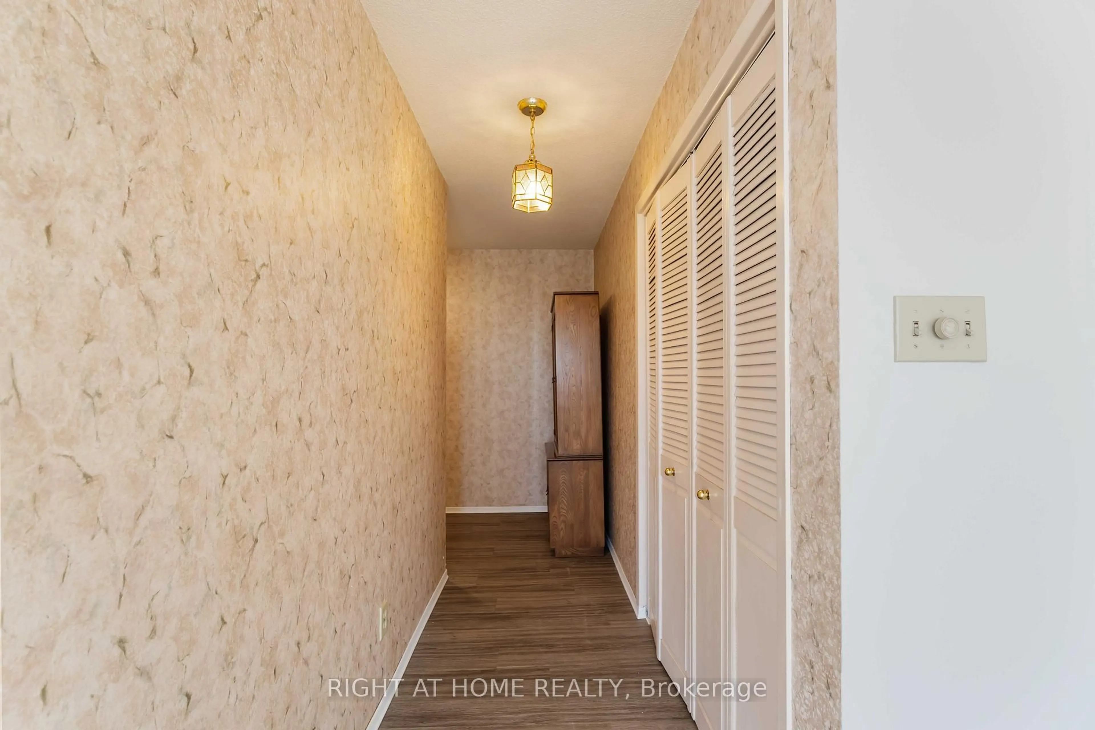 Indoor entryway for 7 Gale Cres #204, St. Catharines Ontario L2R 7M8