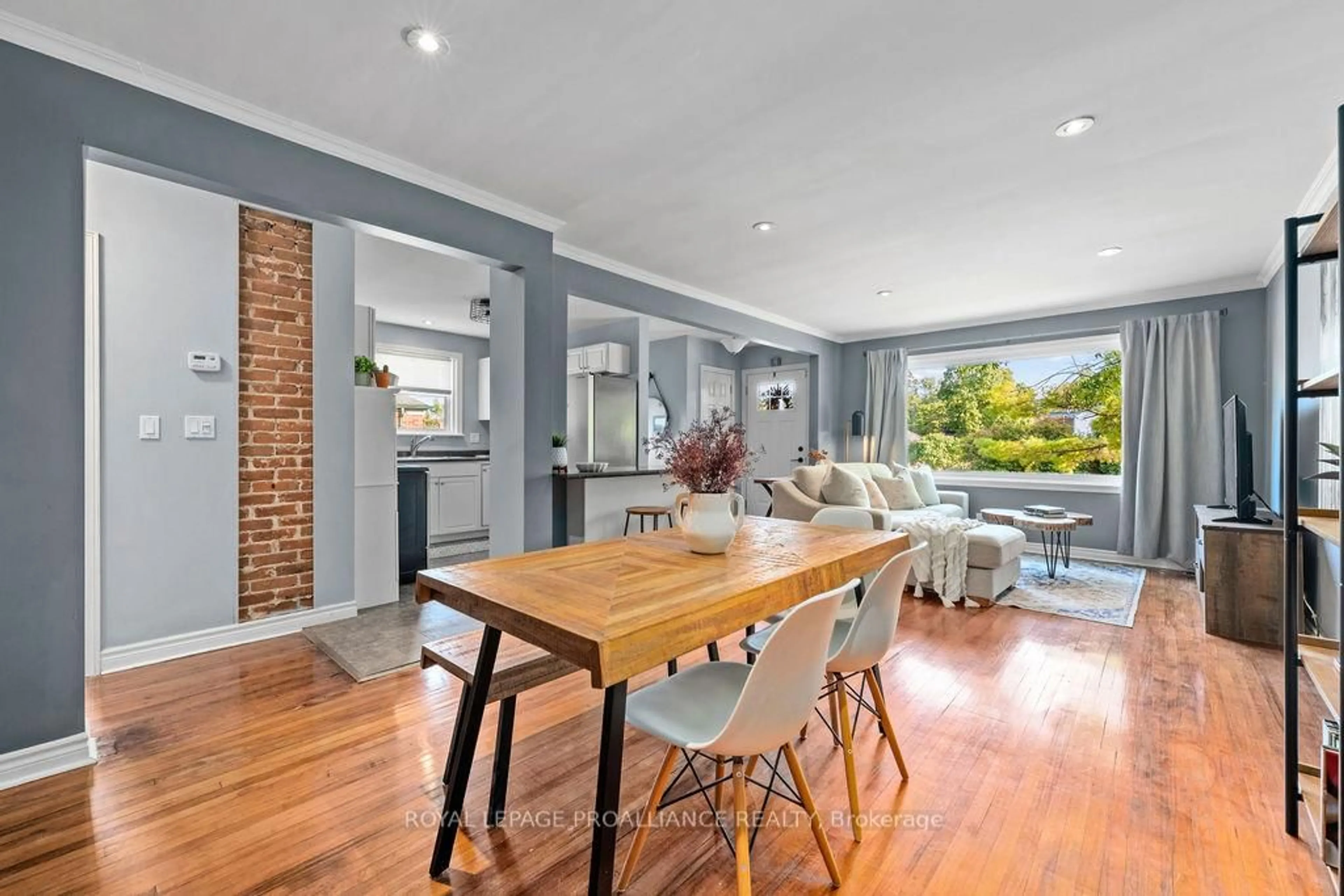 Dining room, wood/laminate floor for 18 Reynolds Cres, Belleville Ontario K8P 2W7