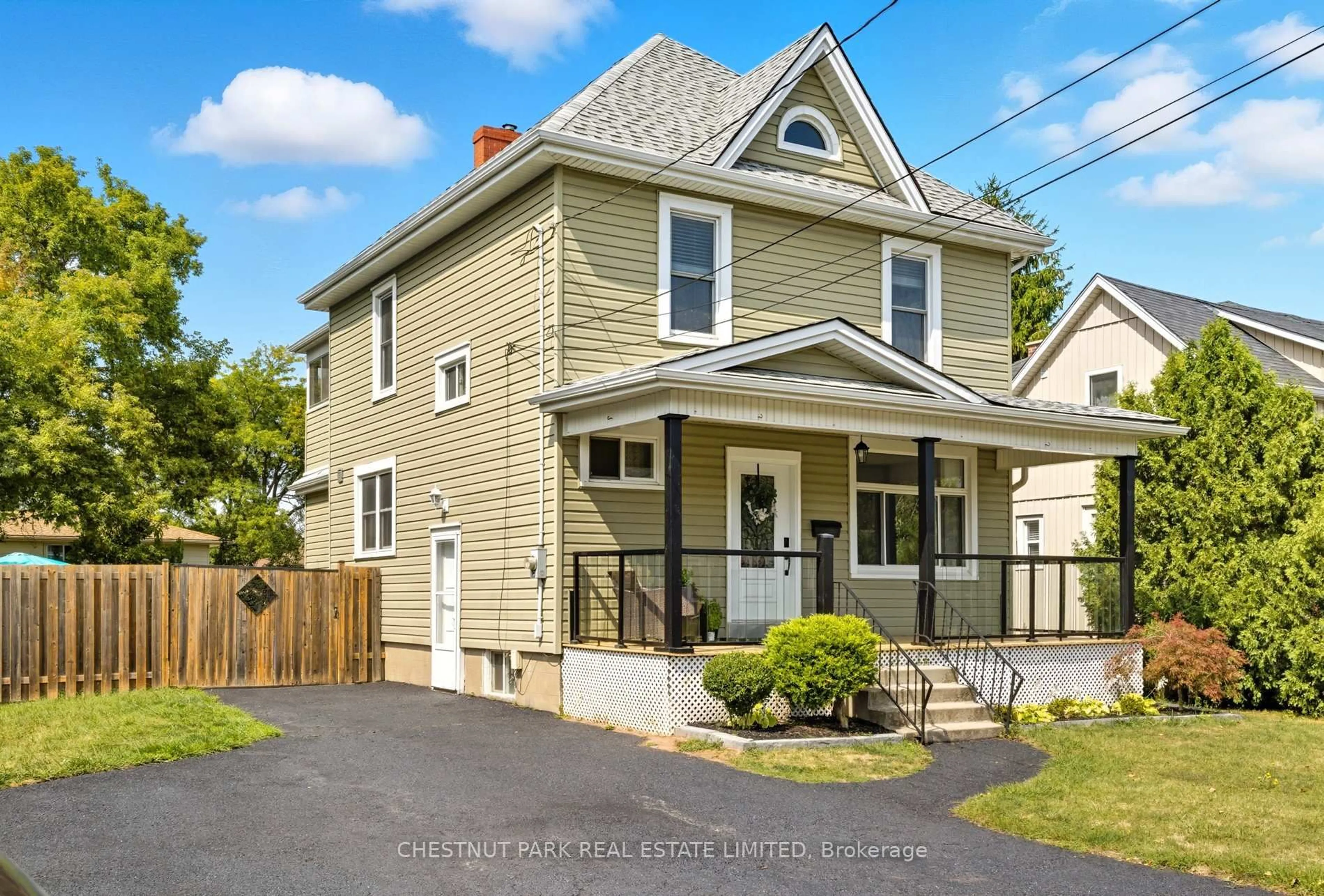 Home with vinyl exterior material, street for 11 Fairview Rd, Grimsby Ontario L3M 3L1