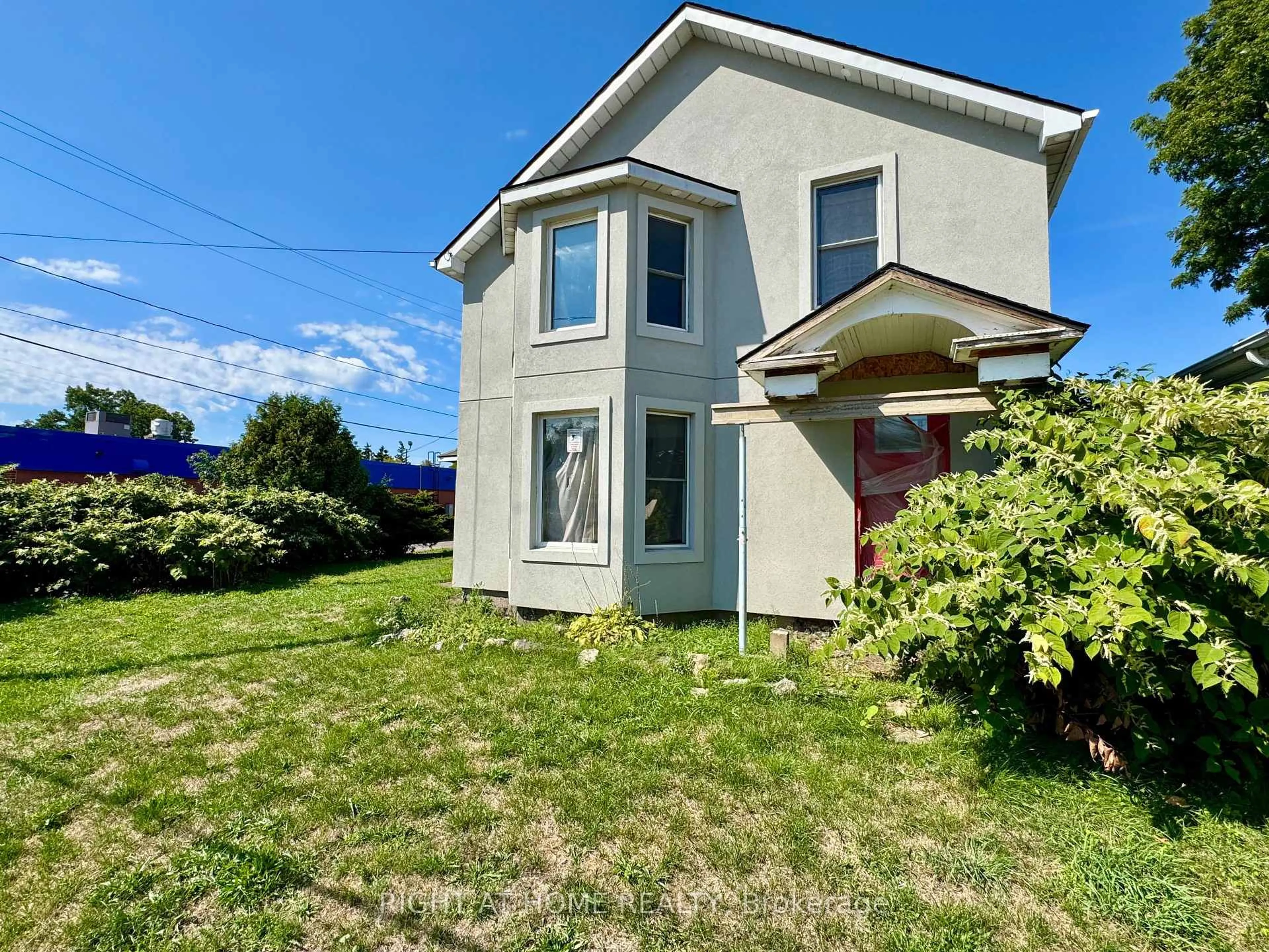 A pic from outside/outdoor area/front of a property/back of a property/a pic from drone, street for 144 Waterloo St, Fort Erie Ontario L2A 3K2