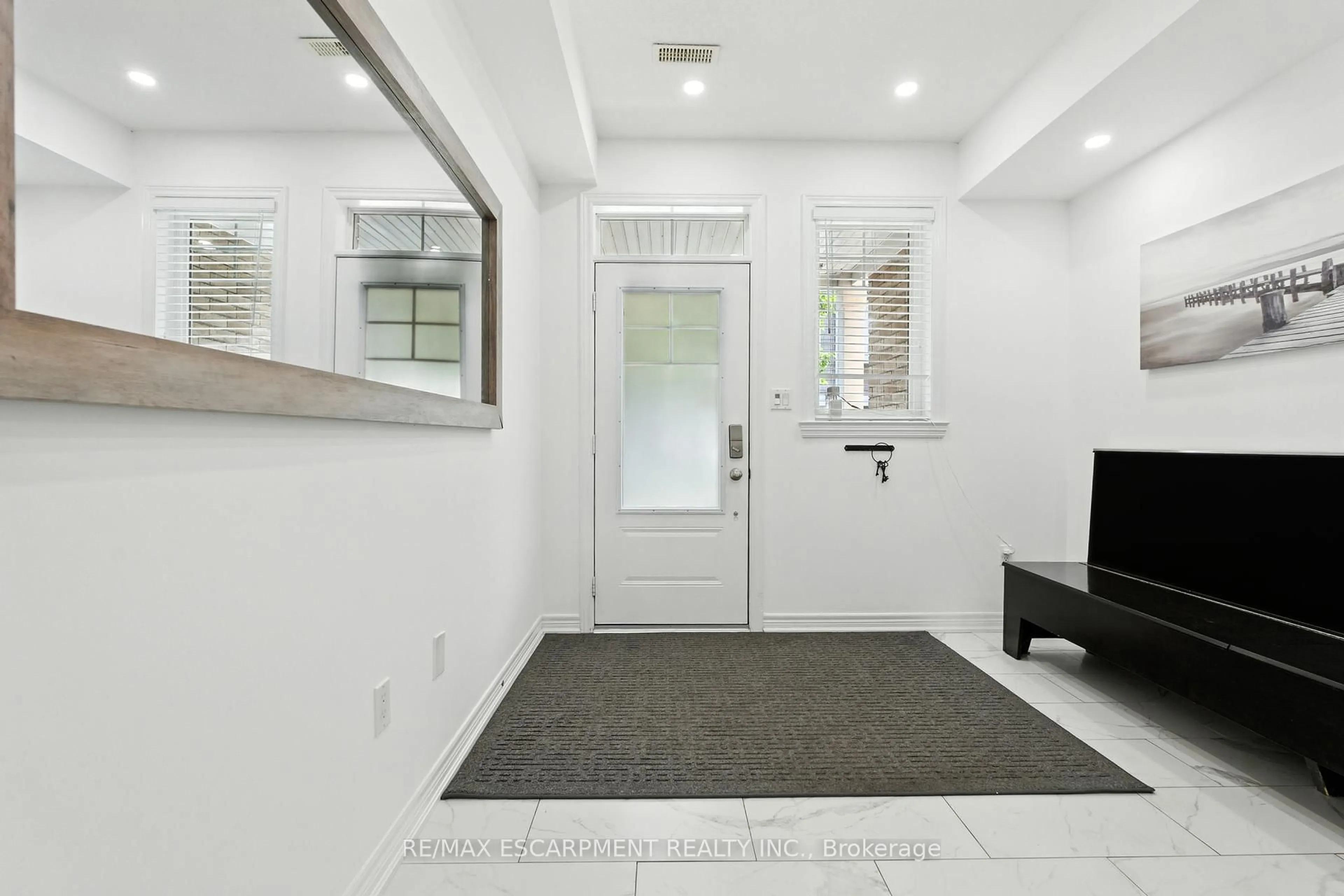Indoor entryway for 337 Beach Blvd #34, Hamilton Ontario L8H 6W4