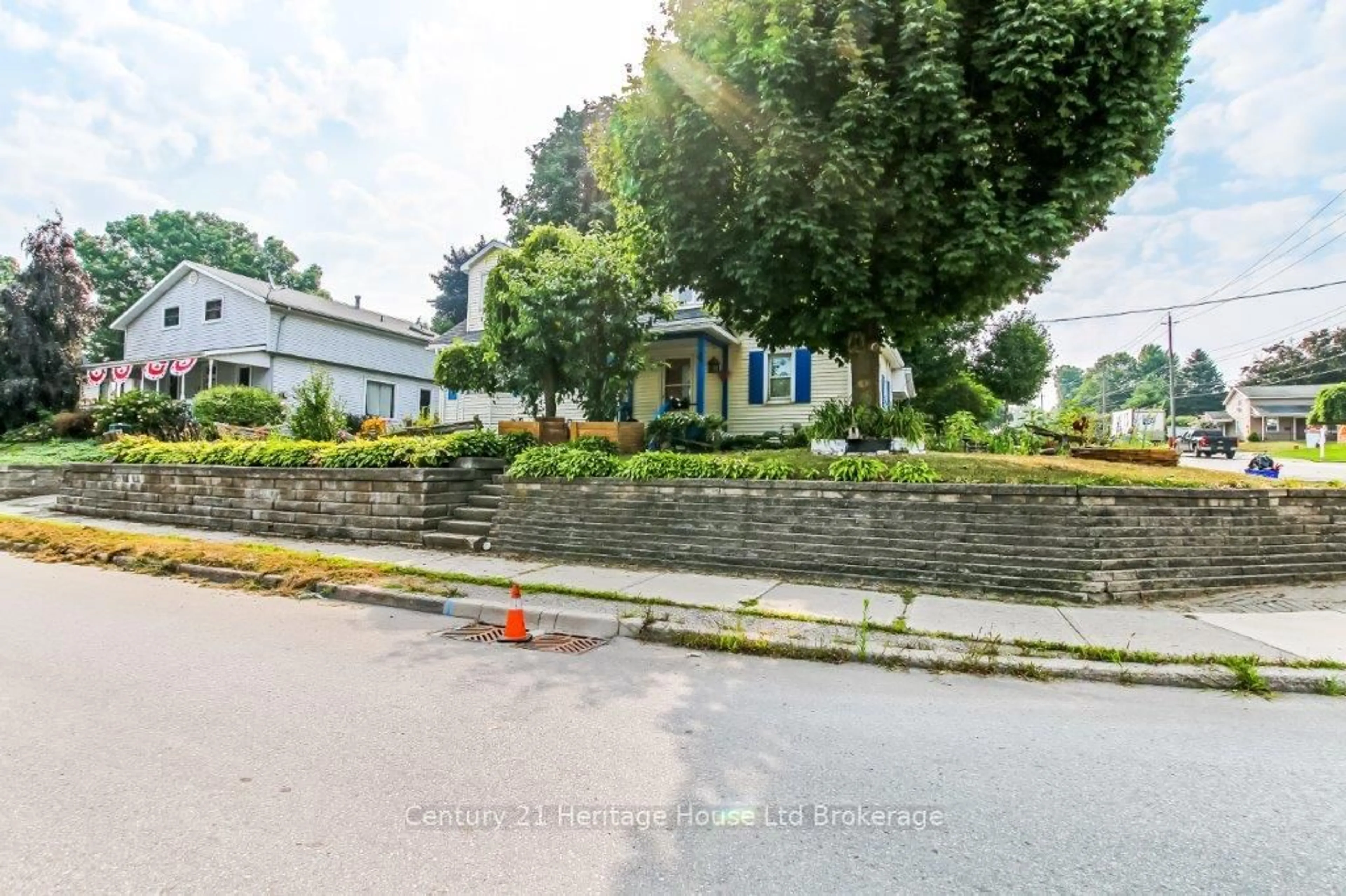 A pic from outside/outdoor area/front of a property/back of a property/a pic from drone, street for 186 Charles St, Ingersoll Ontario N5C 1K4
