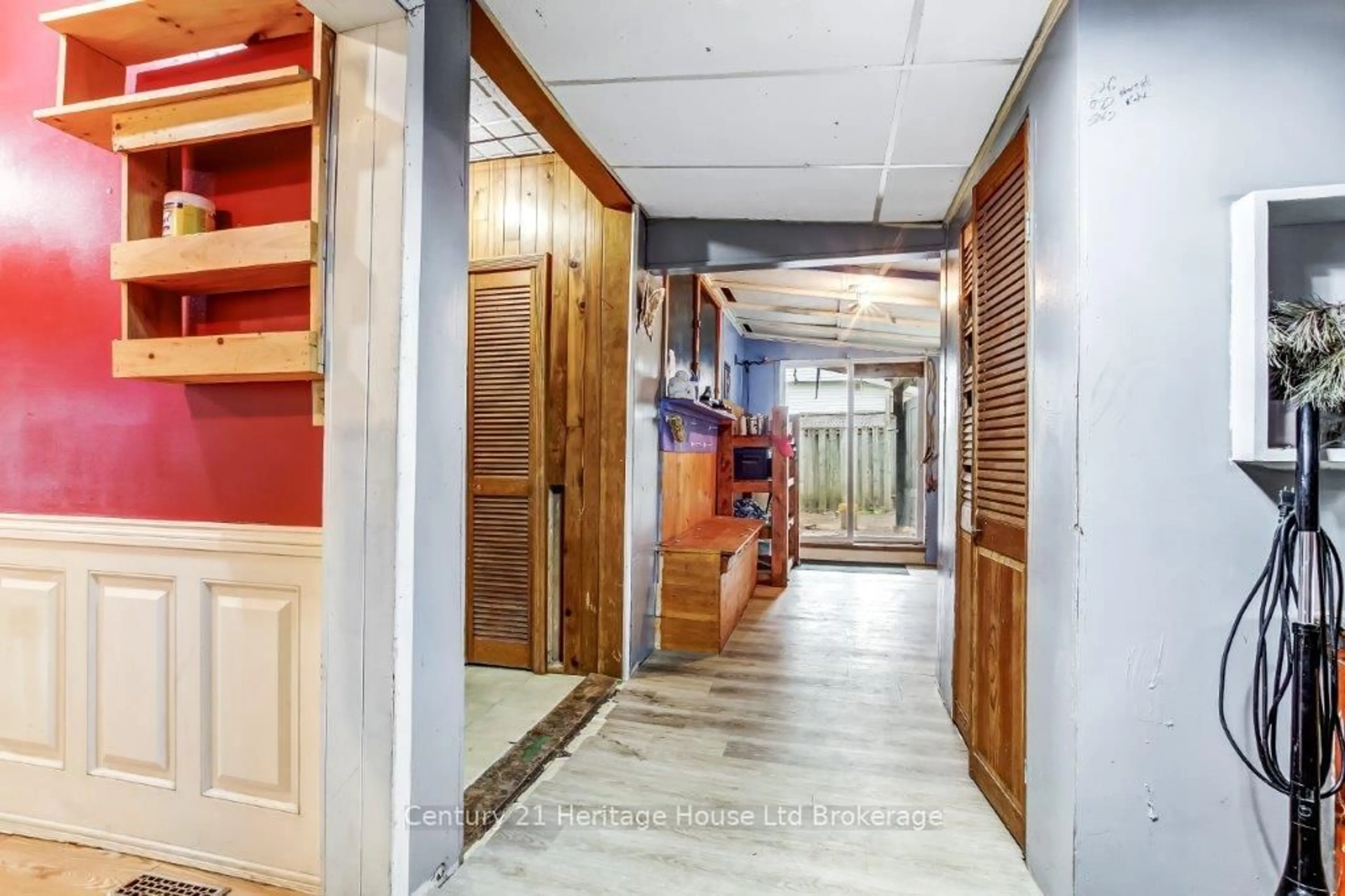 Indoor foyer for 186 Charles St, Ingersoll Ontario N5C 1K4
