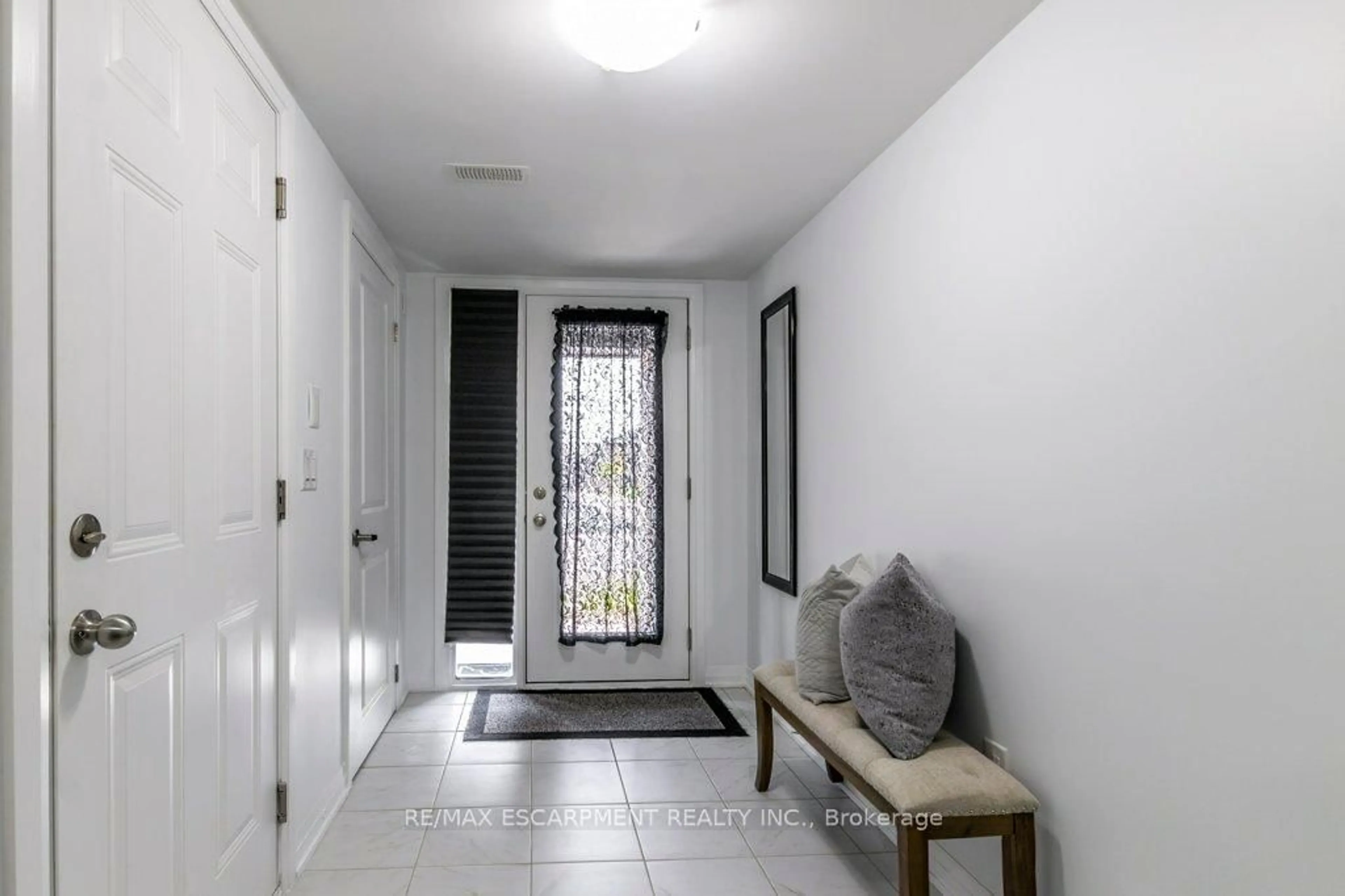 Indoor entryway for 585 Colborne St #1115, Brantford Ontario N3S 0K4