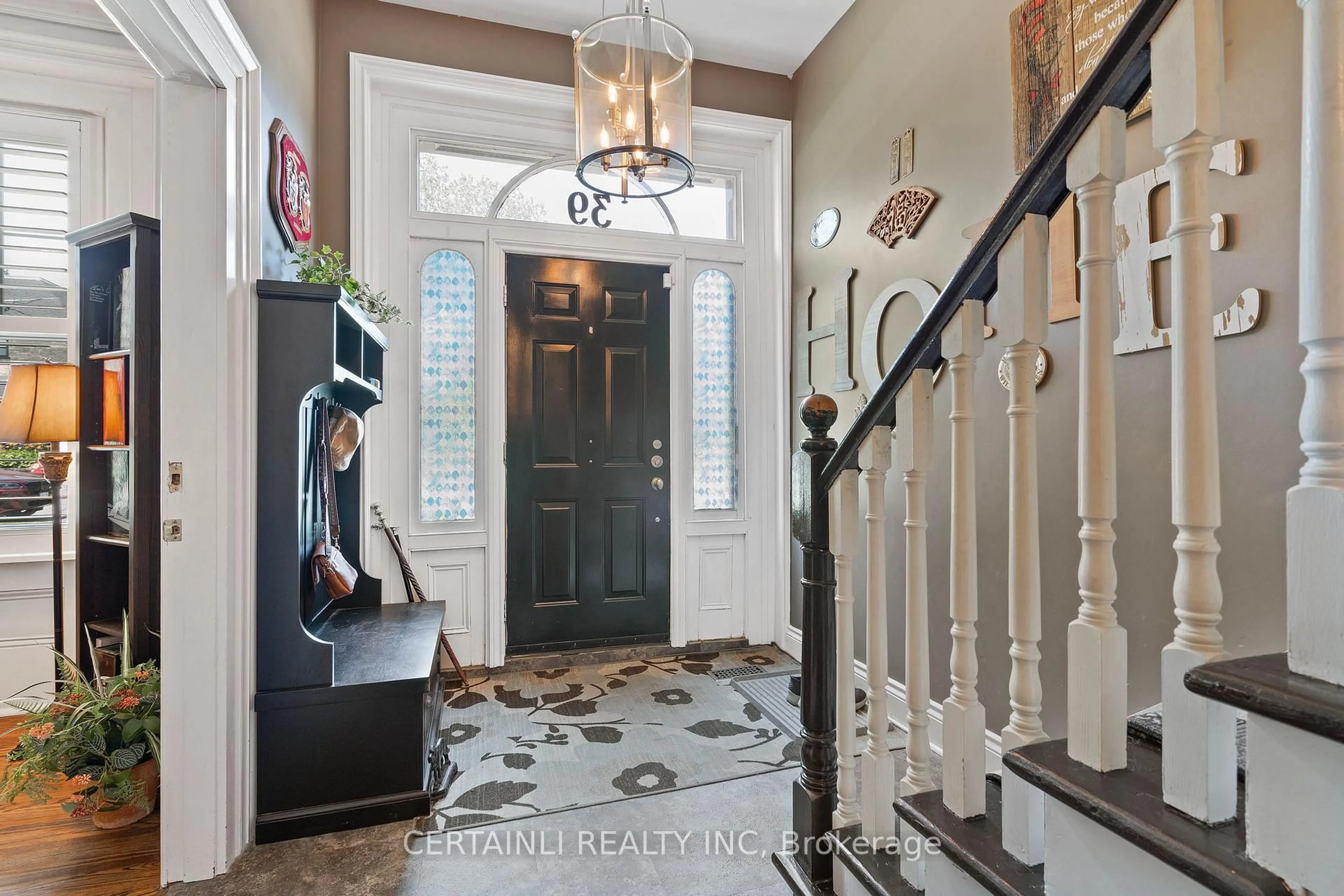Indoor entryway for 39 William St, St. Thomas Ontario N5R 3H1
