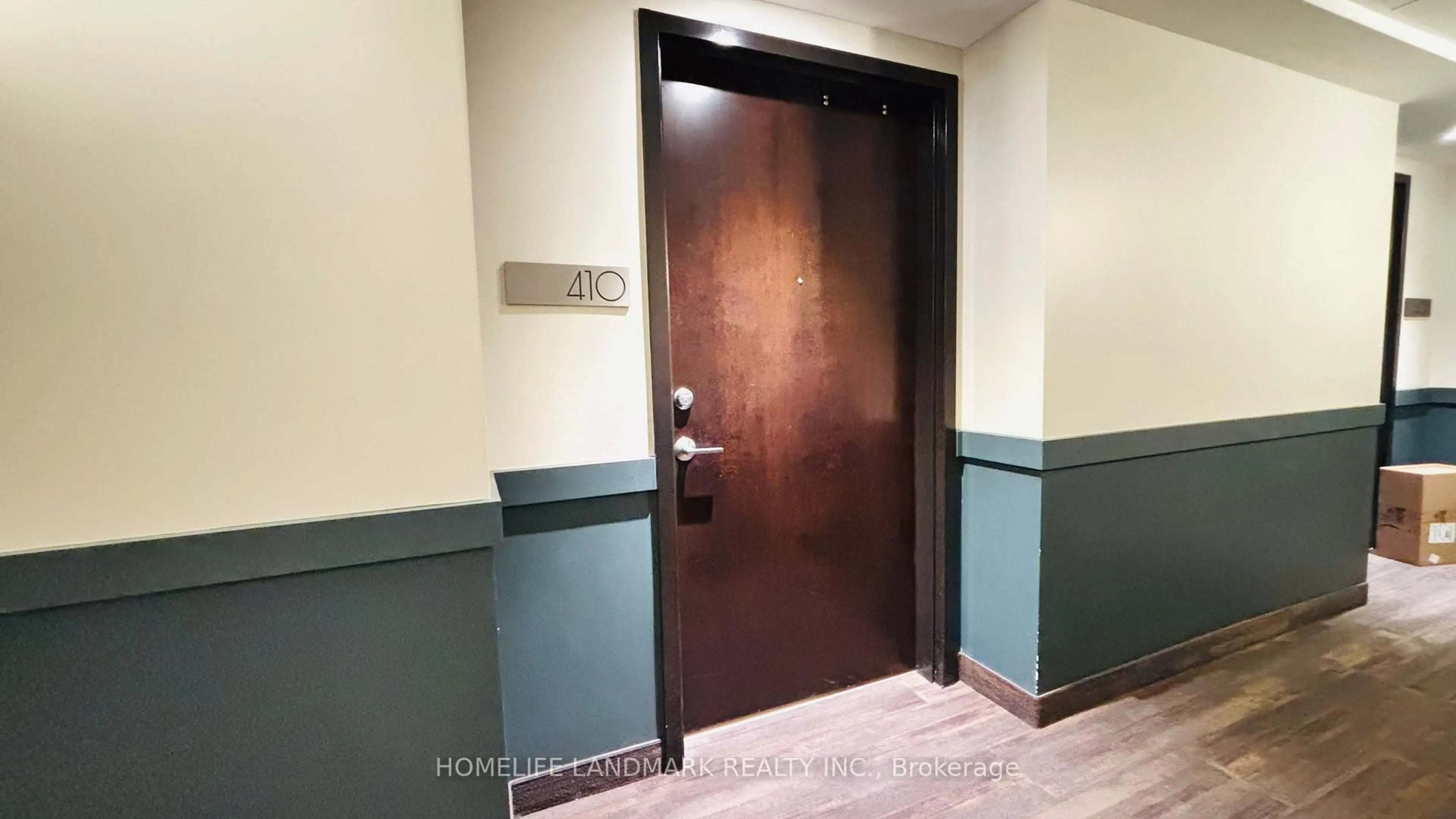 Indoor foyer for 778 Laurelwood Dr #410, Waterloo Ontario N2V 0G3