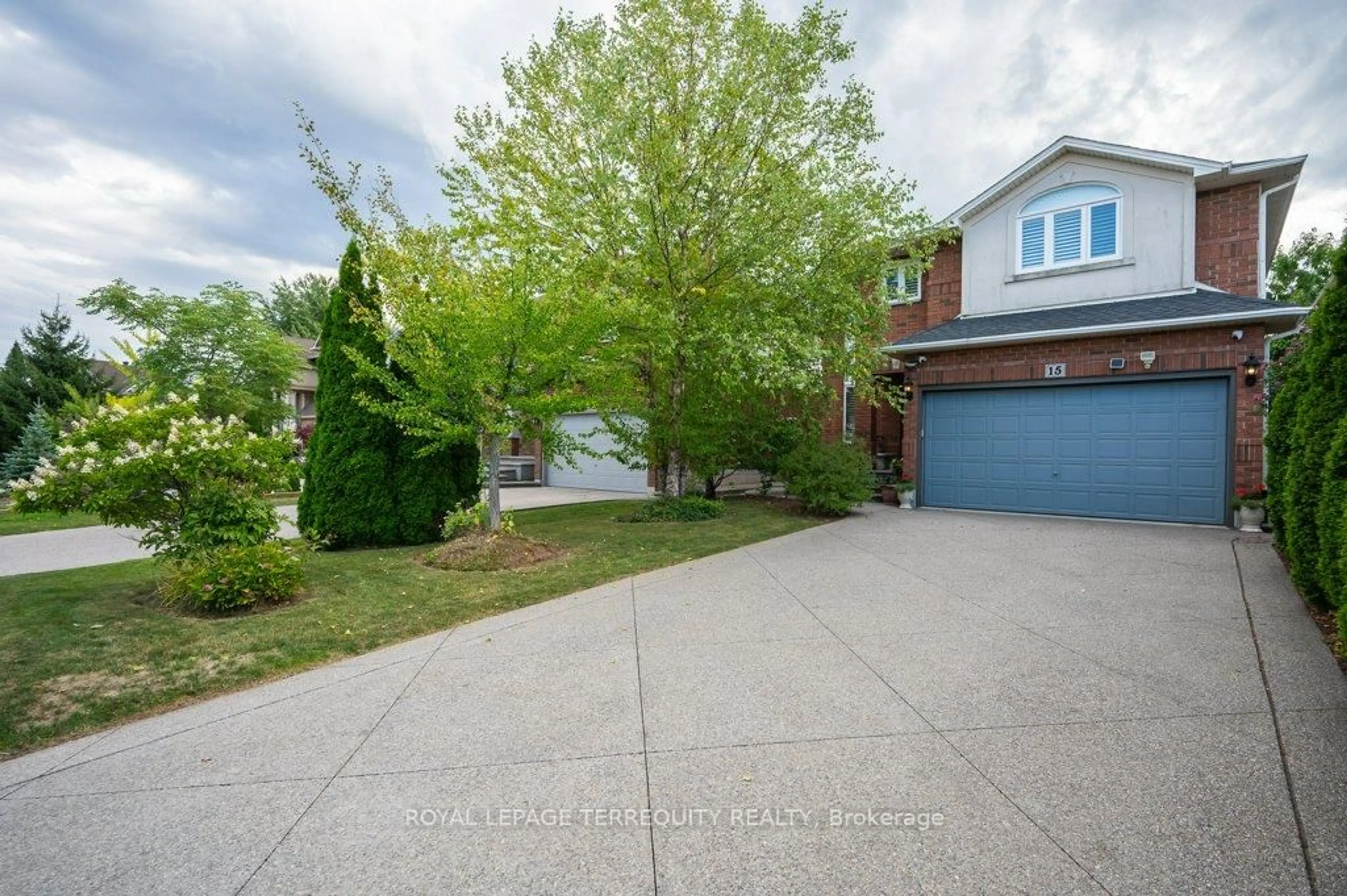 A pic from outside/outdoor area/front of a property/back of a property/a pic from drone, street for 15 Armour Cres, Hamilton Ontario L9K 1S1