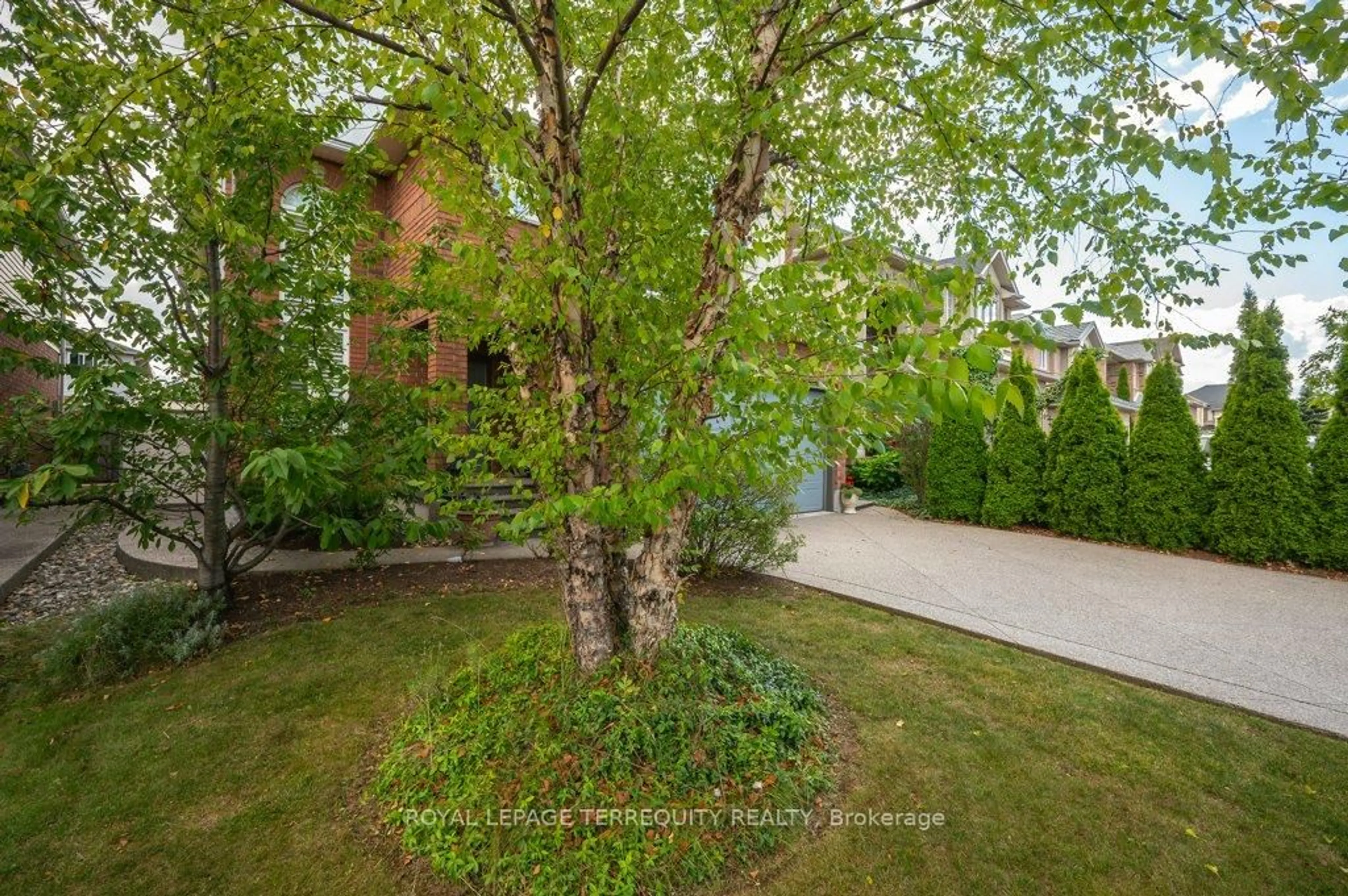 A pic from outside/outdoor area/front of a property/back of a property/a pic from drone, unknown for 15 Armour Cres, Hamilton Ontario L9K 1S1