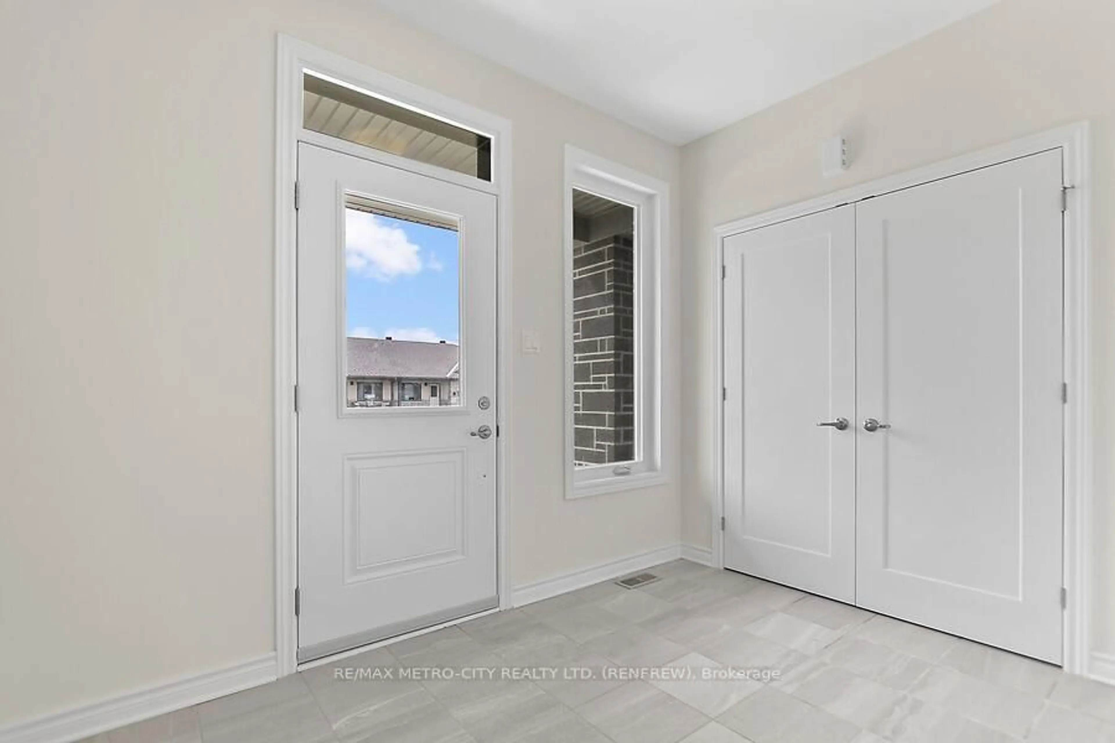 Indoor entryway for 129 Seabert Dr, Arnprior Ontario K7S 0K1