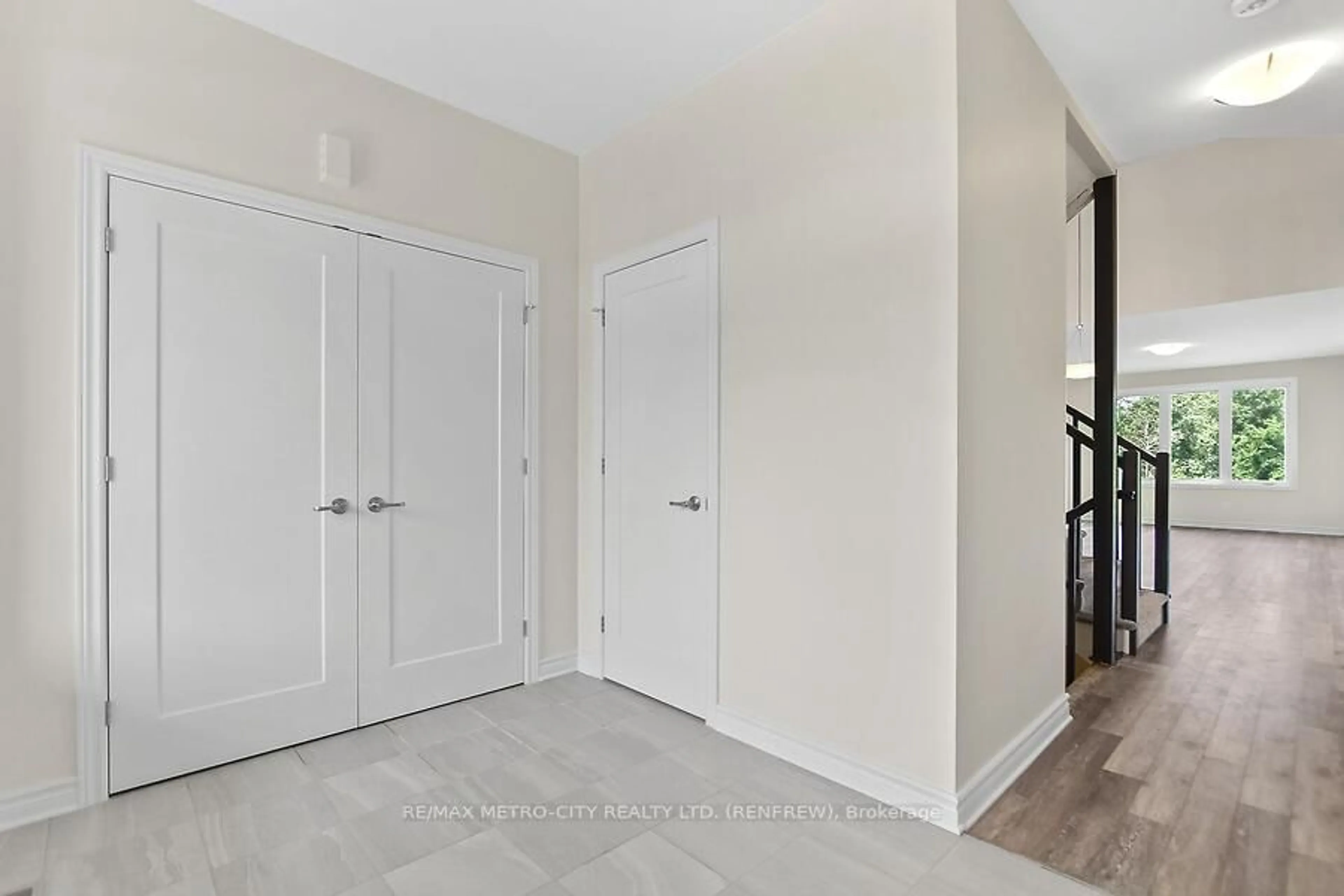 Indoor entryway for 129 Seabert Dr, Arnprior Ontario K7S 0K1