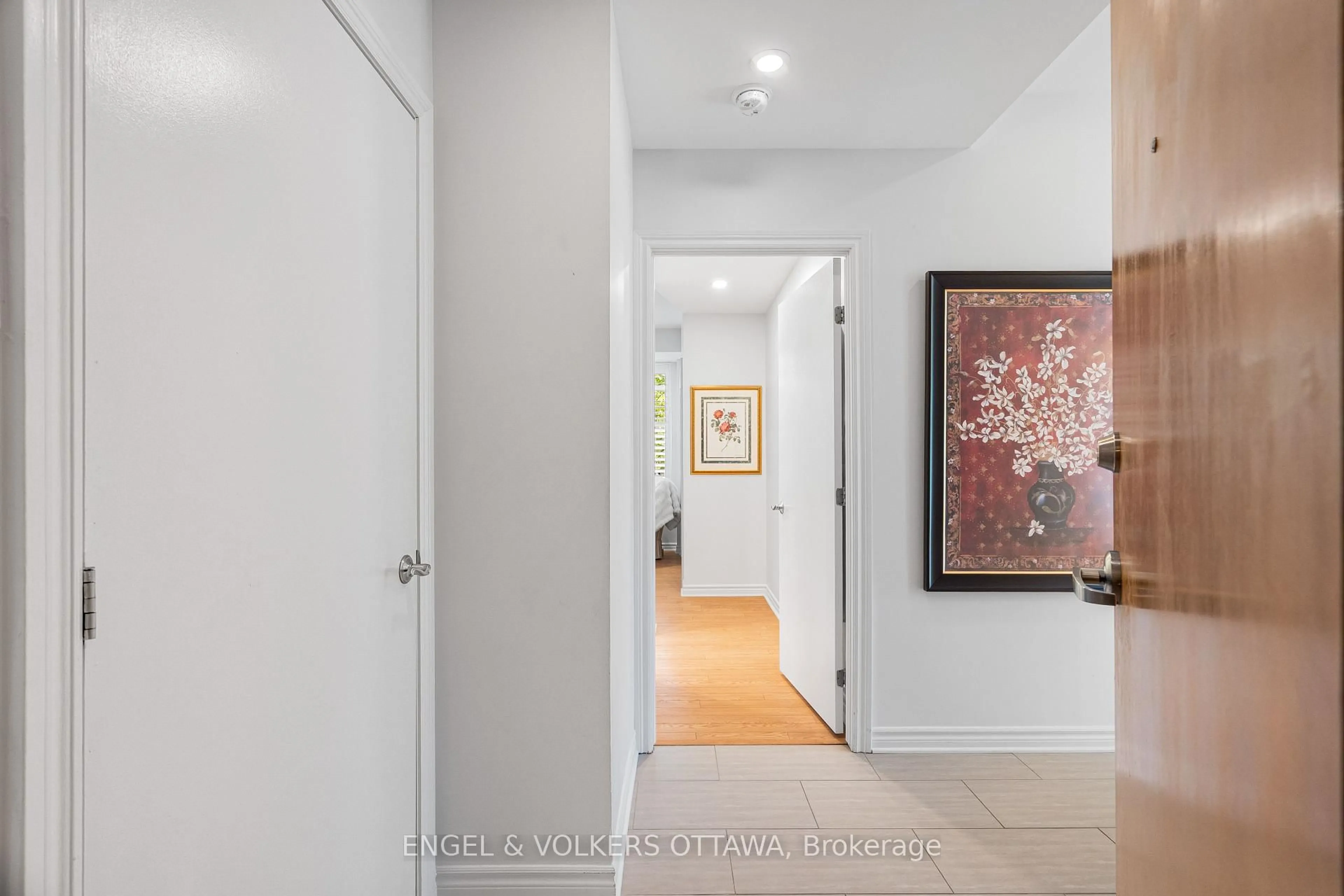 Indoor entryway for 205 Bolton St #206, Ottawa Ontario K1N 1K7
