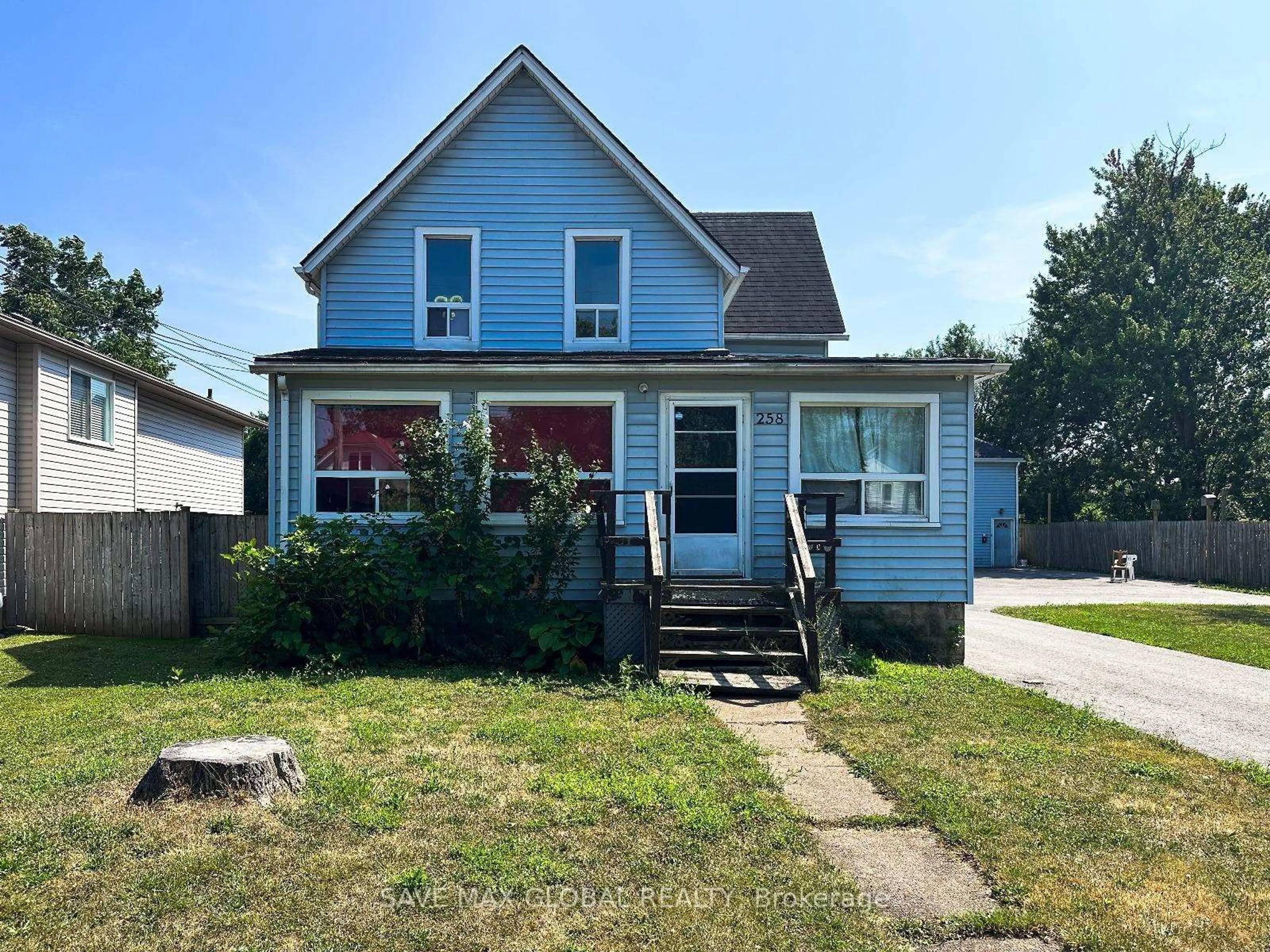 Home with vinyl exterior material, street for 258 Henrietta St, Fort Erie Ontario L2A 2K7