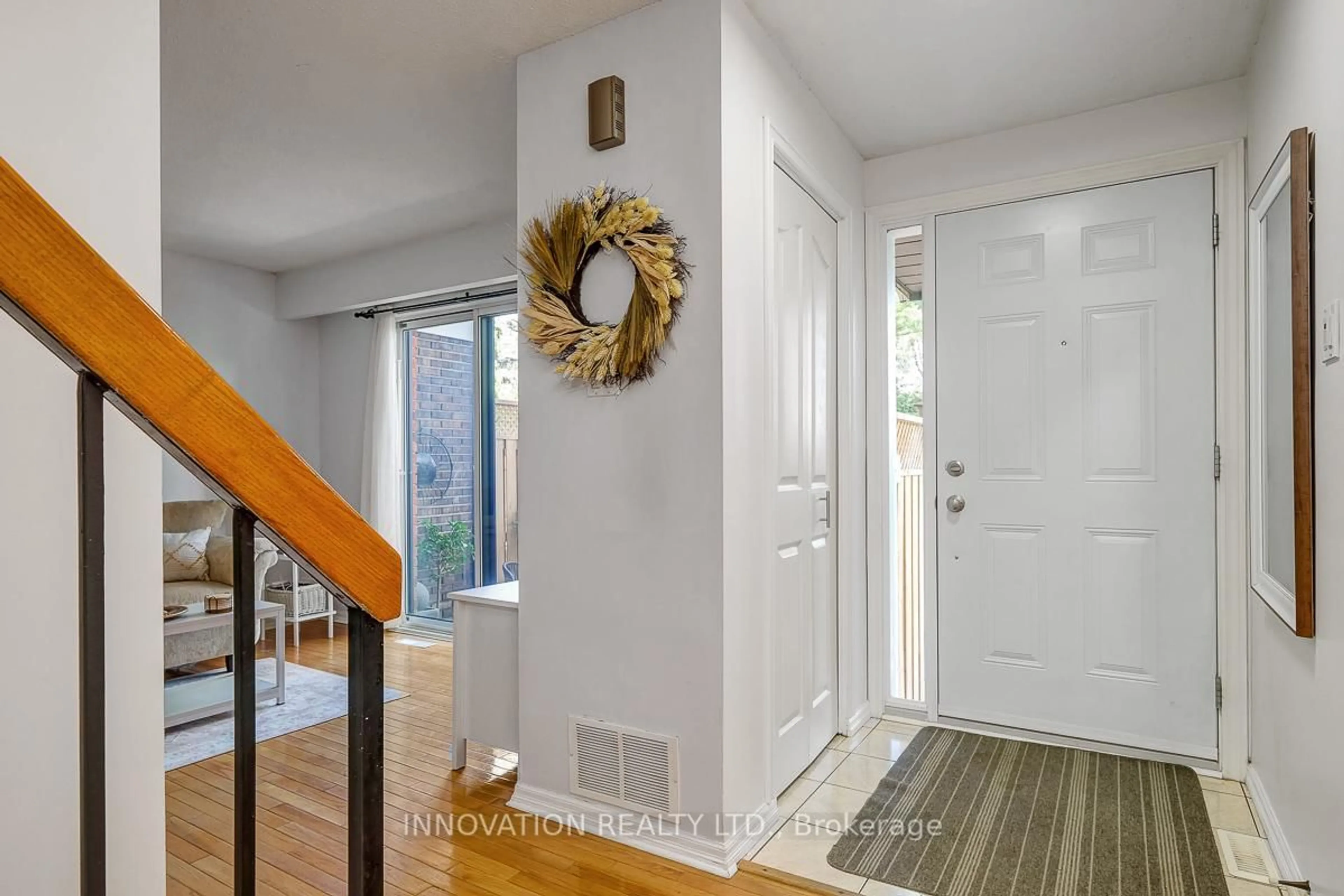Indoor entryway for 1645 Du Sommet Pl, Ottawa Ontario K1C 4Z9