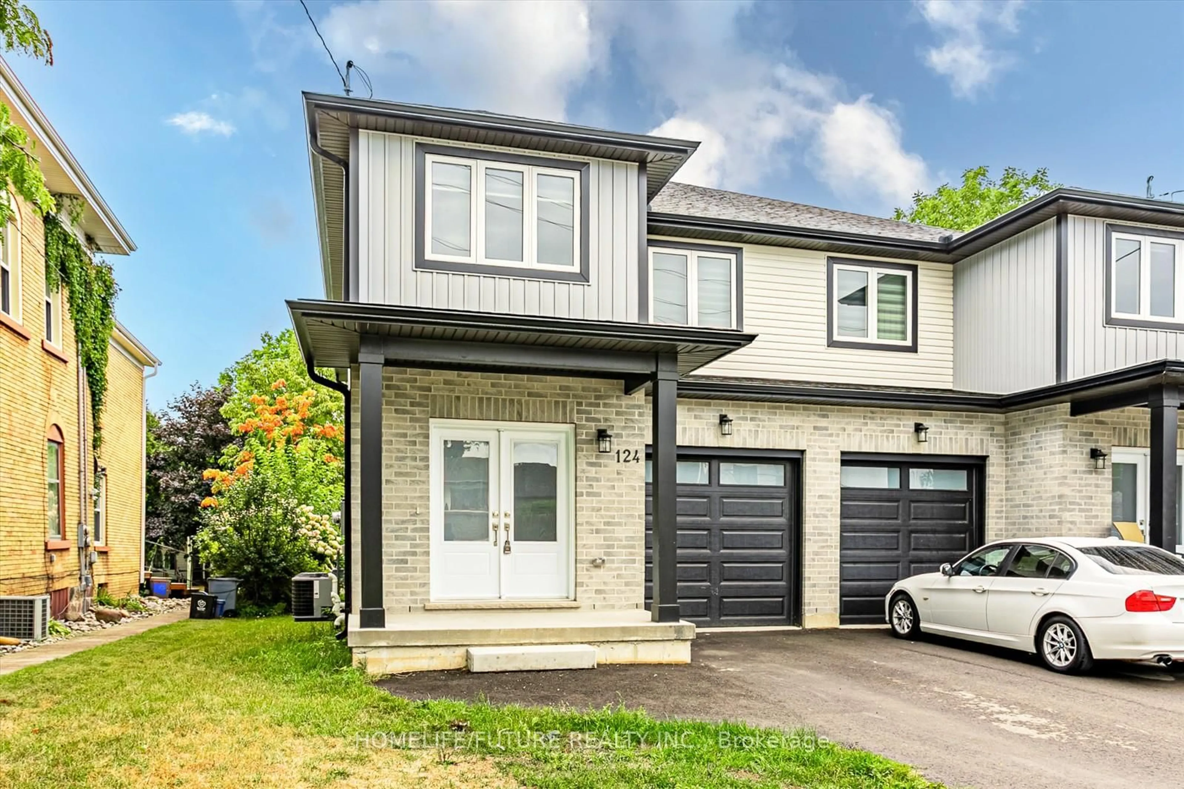 Home with vinyl exterior material, street for 124 King St, Ingersoll Ontario N5C 1G9