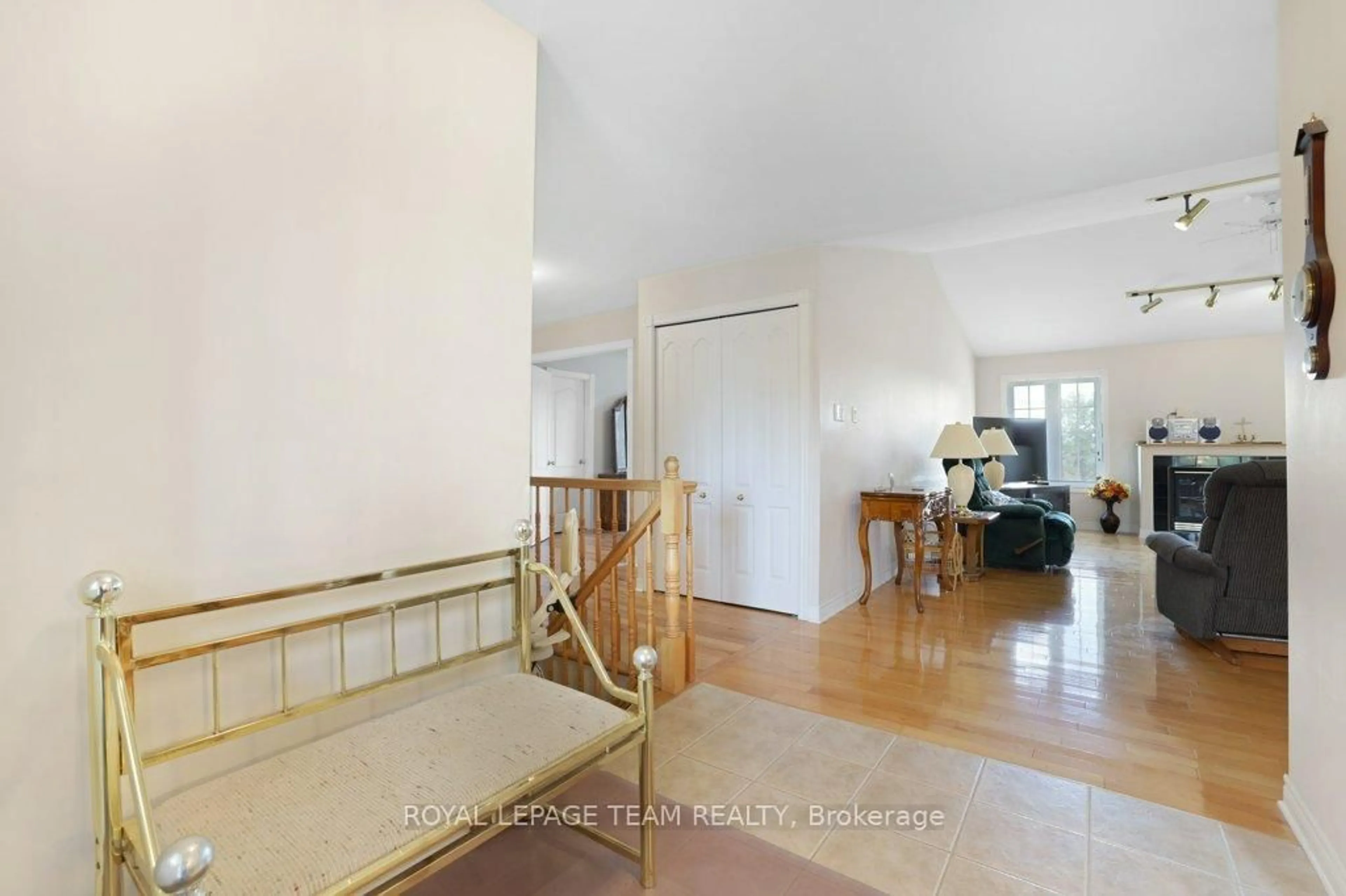 Indoor foyer for 2120 Trailwood Dr, North Gower Ontario K0A 2T0
