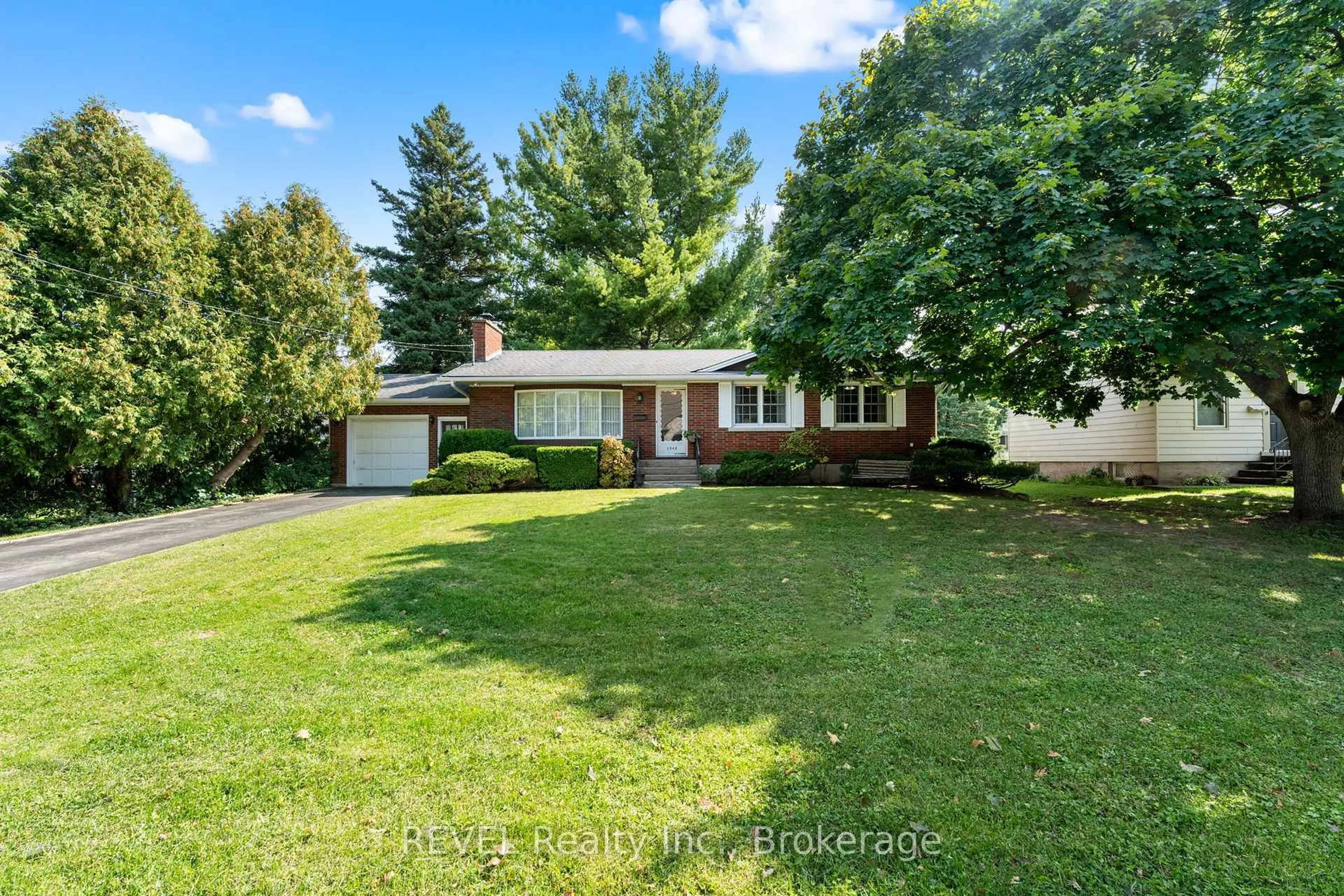 A pic from outside/outdoor area/front of a property/back of a property/a pic from drone, street for 5548 Hodgson Ave, Niagara Falls Ontario L2H 1N4