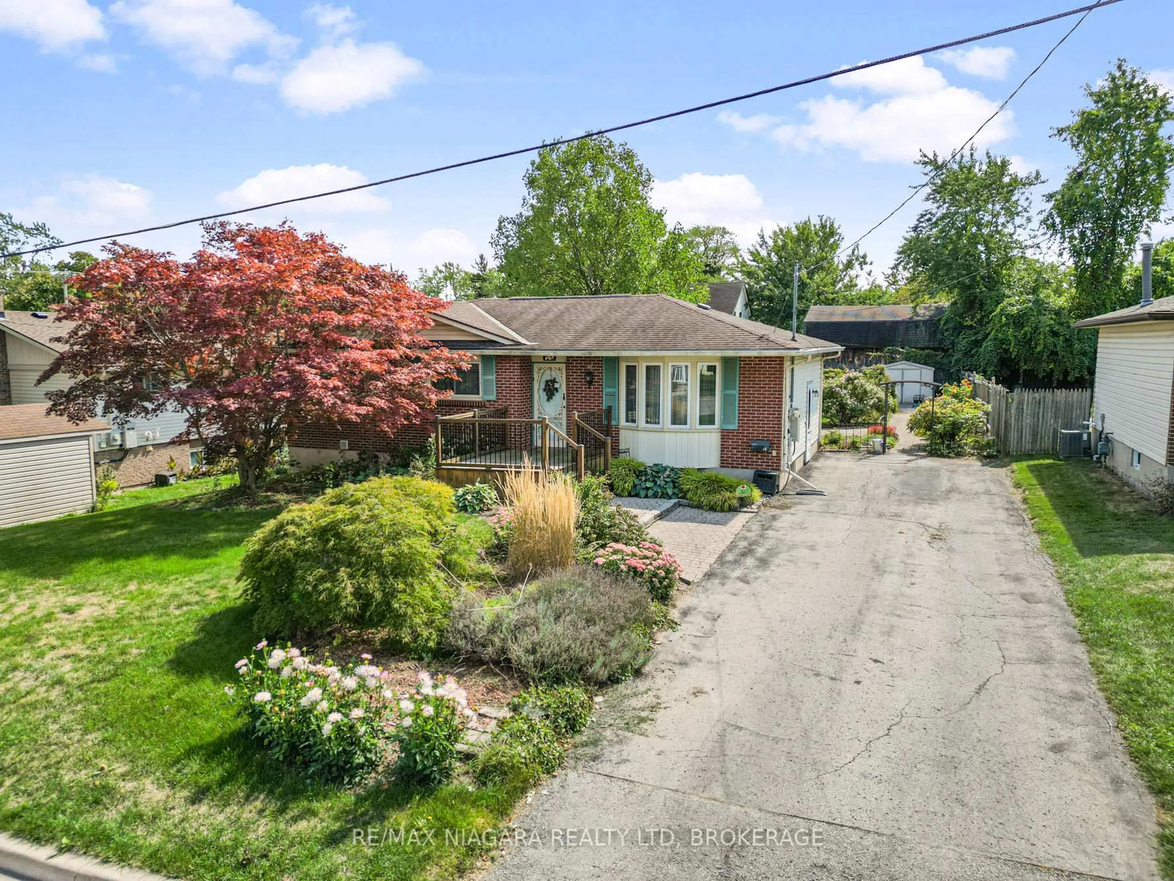 A pic from outside/outdoor area/front of a property/back of a property/a pic from drone, street for 70 Murray St, Fort Erie Ontario L2A 2A6