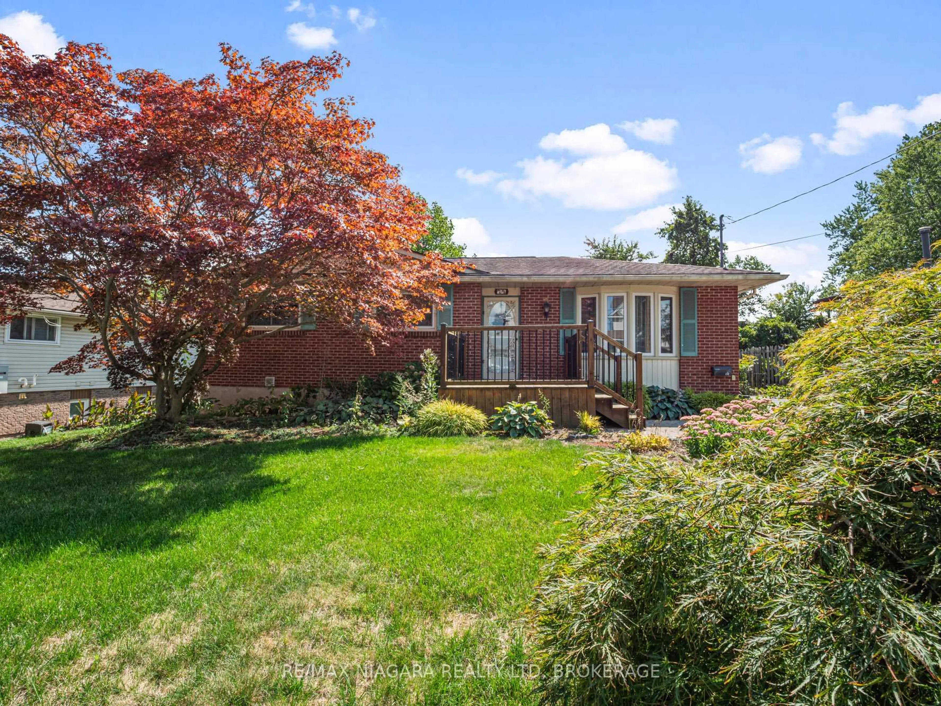 A pic from outside/outdoor area/front of a property/back of a property/a pic from drone, street for 70 Murray St, Fort Erie Ontario L2A 2A6