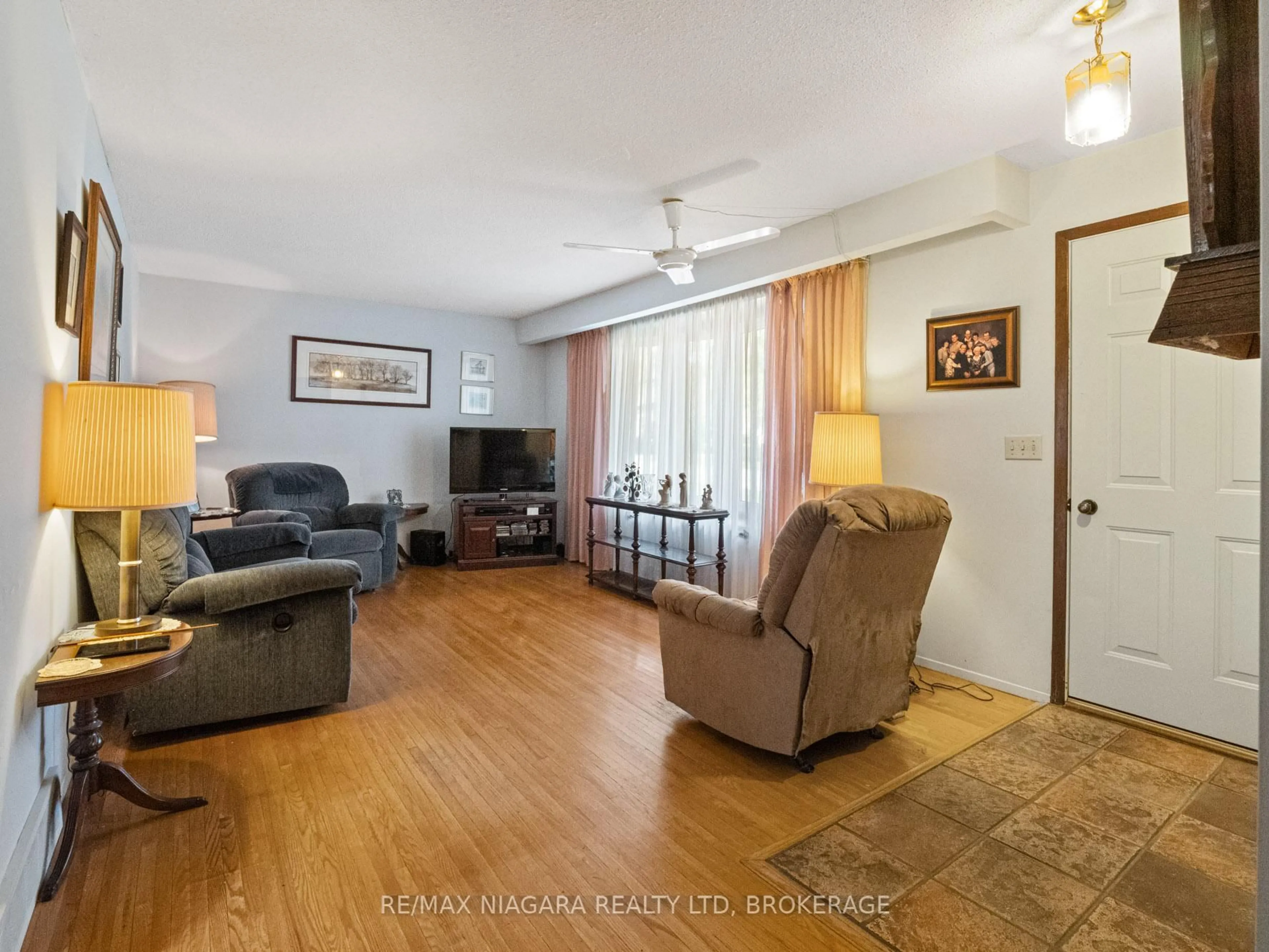 Living room with furniture, wood/laminate floor for 70 Murray St, Fort Erie Ontario L2A 2A6