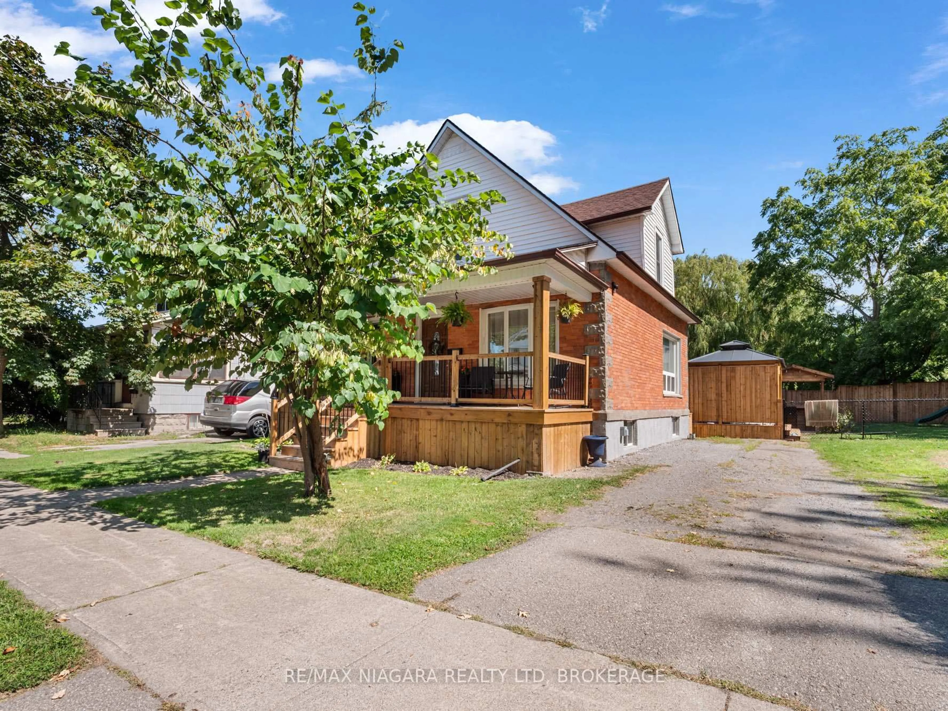Home with brick exterior material, street for 80 Robinson St, Fort Erie Ontario L2A 4B3