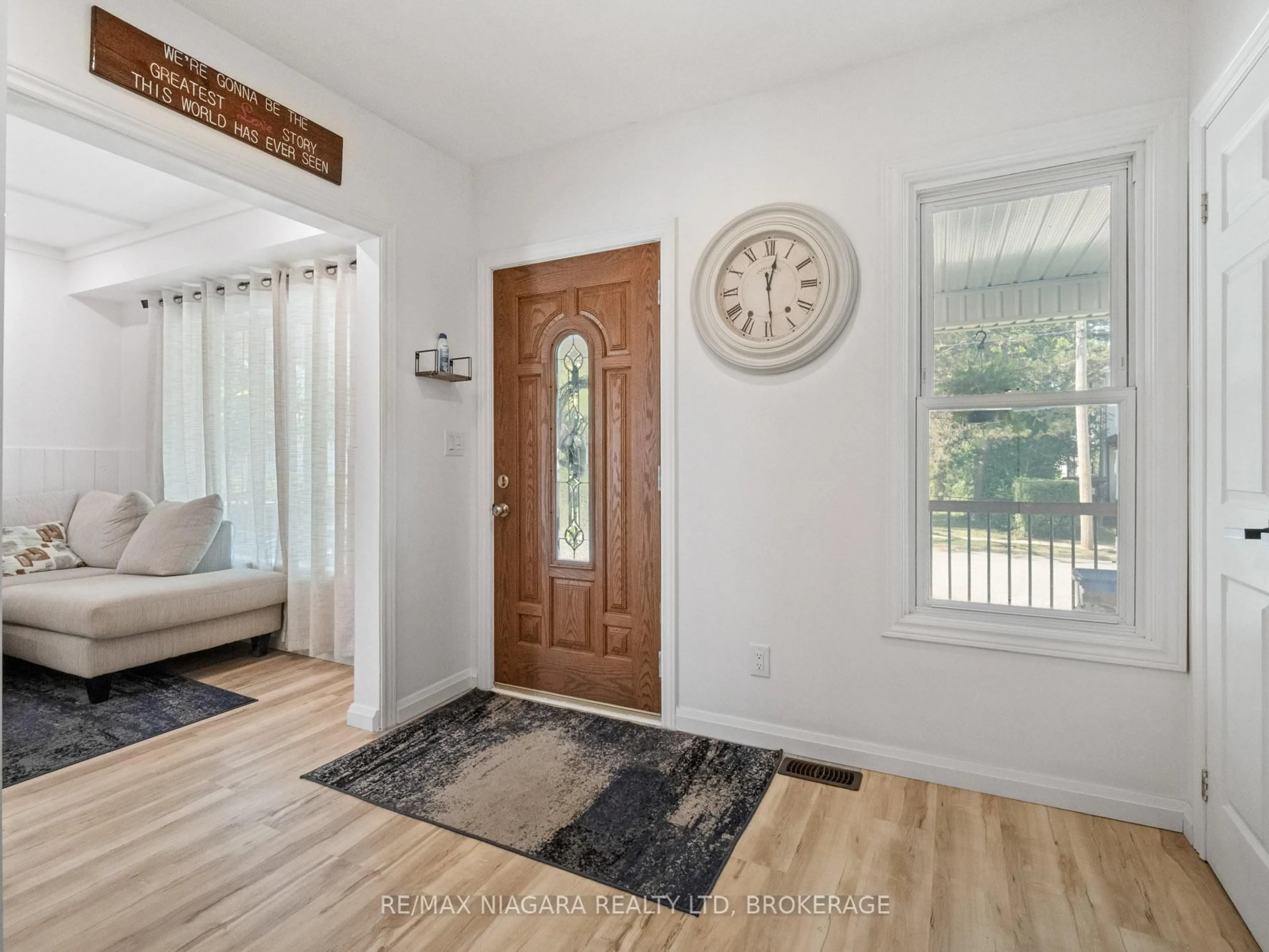 Indoor entryway for 80 Robinson St, Fort Erie Ontario L2A 4B3