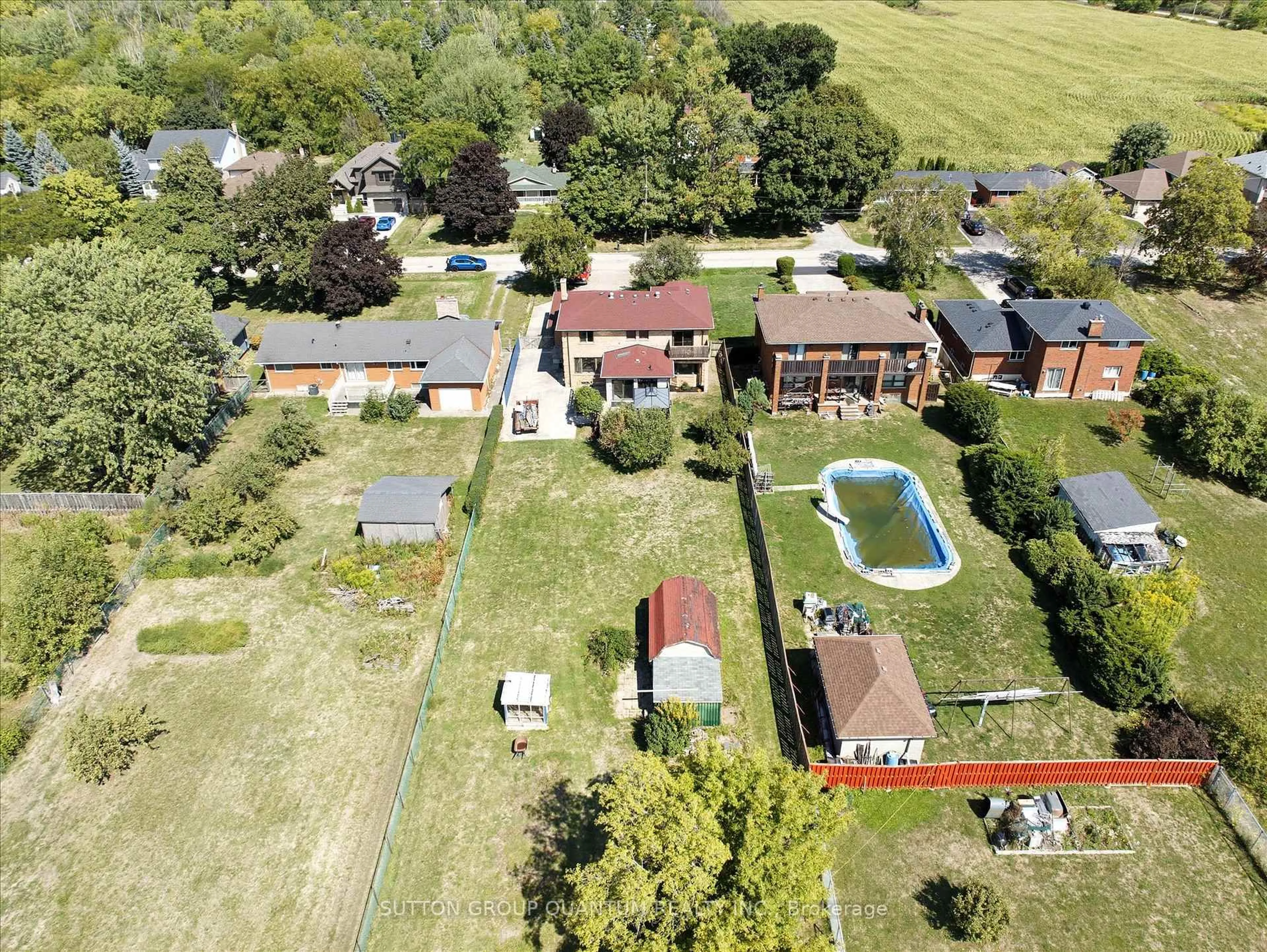A pic from outside/outdoor area/front of a property/back of a property/a pic from drone, street for 729 Winston Rd, Grimsby Ontario L3M 4E8