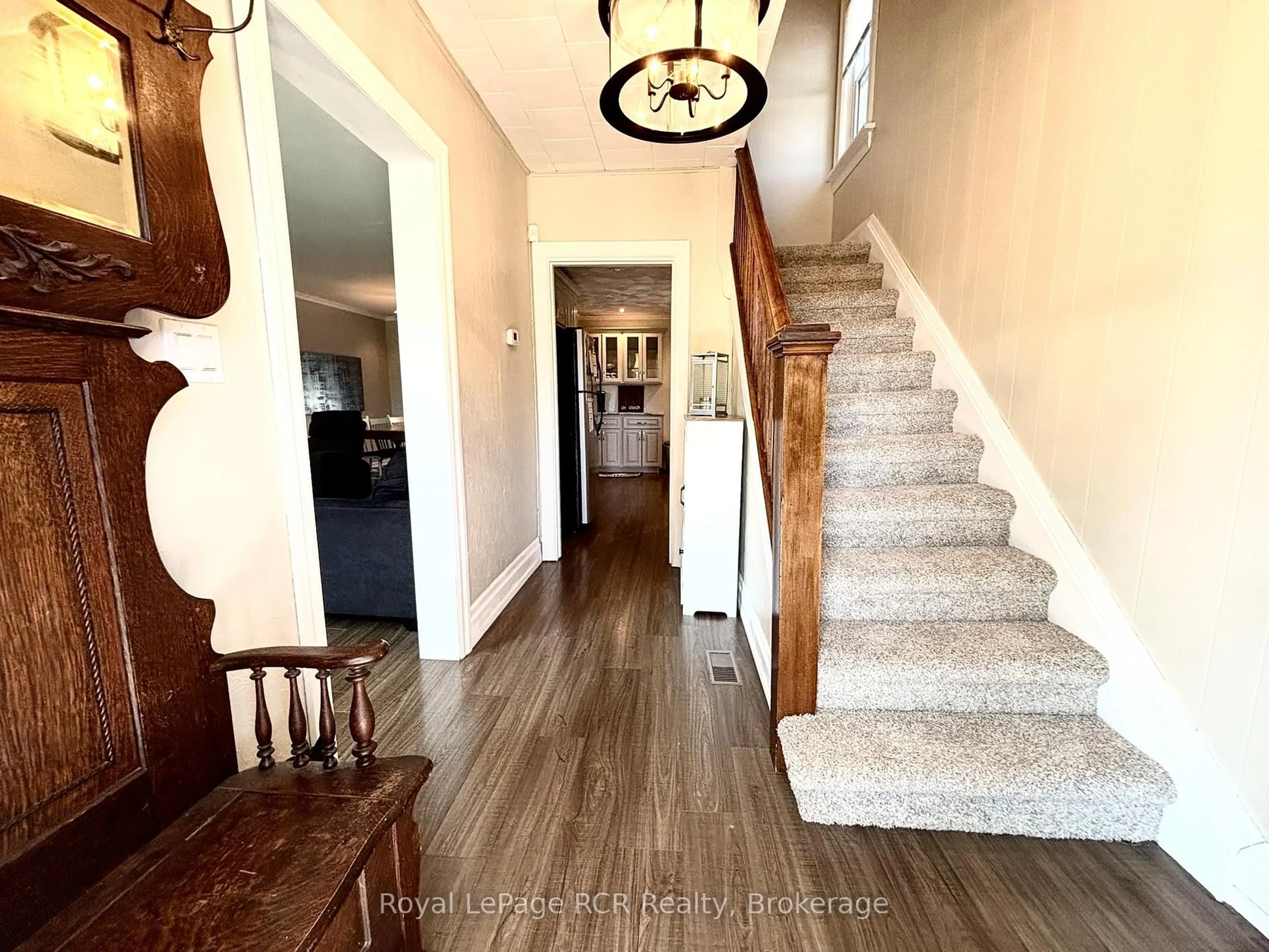 Indoor entryway for 1198 2nd Ave, Owen Sound Ontario N4K 4N2