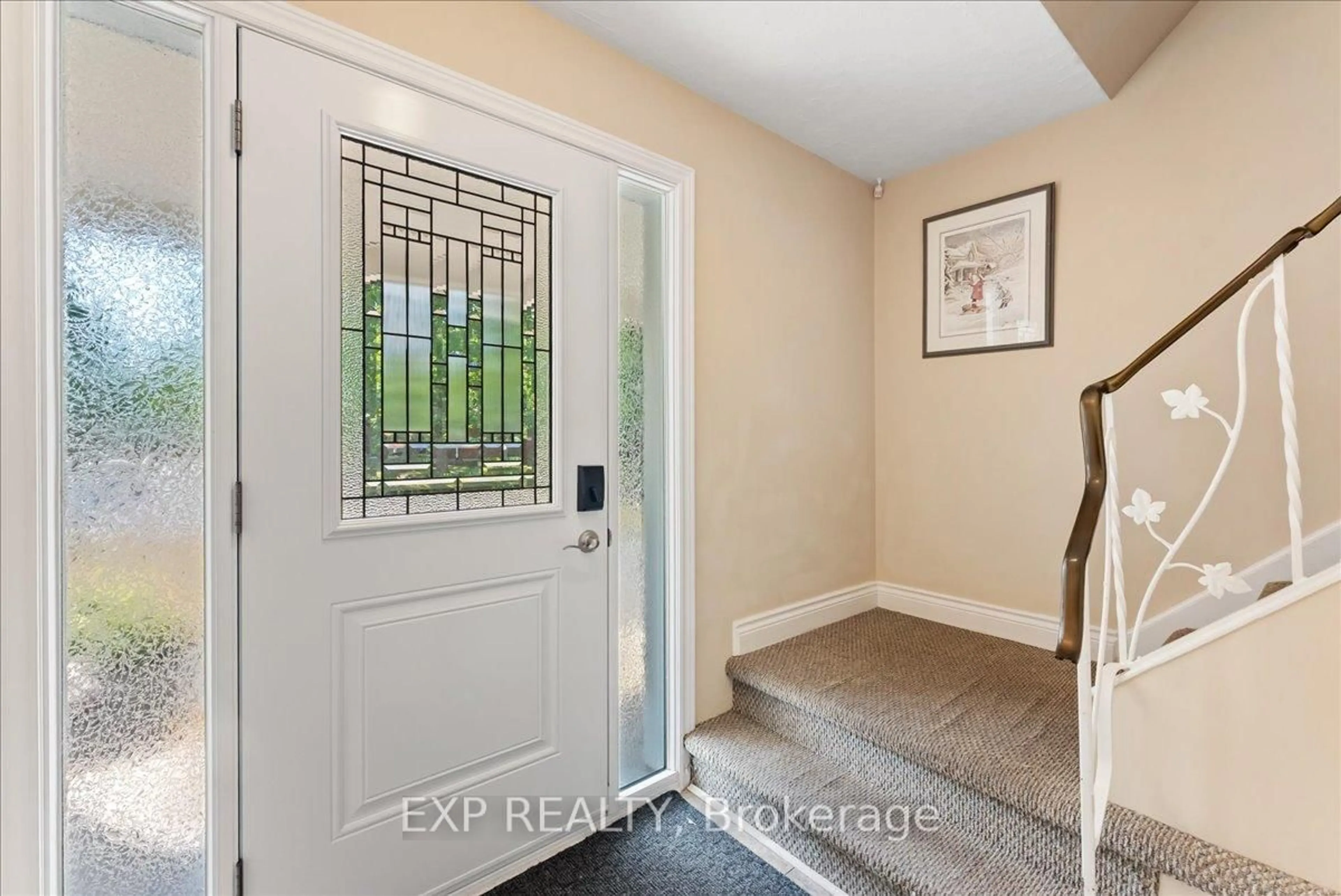 Indoor entryway for 822 Foxe St, Peterborough Ontario K9H 6Y7