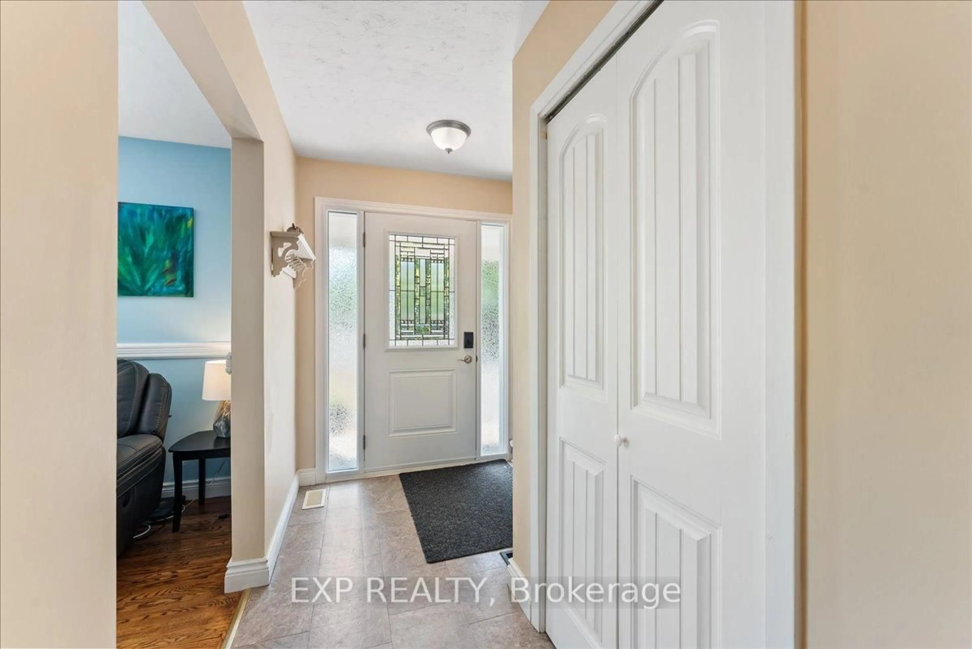Indoor entryway for 822 Foxe St, Peterborough Ontario K9H 6Y7