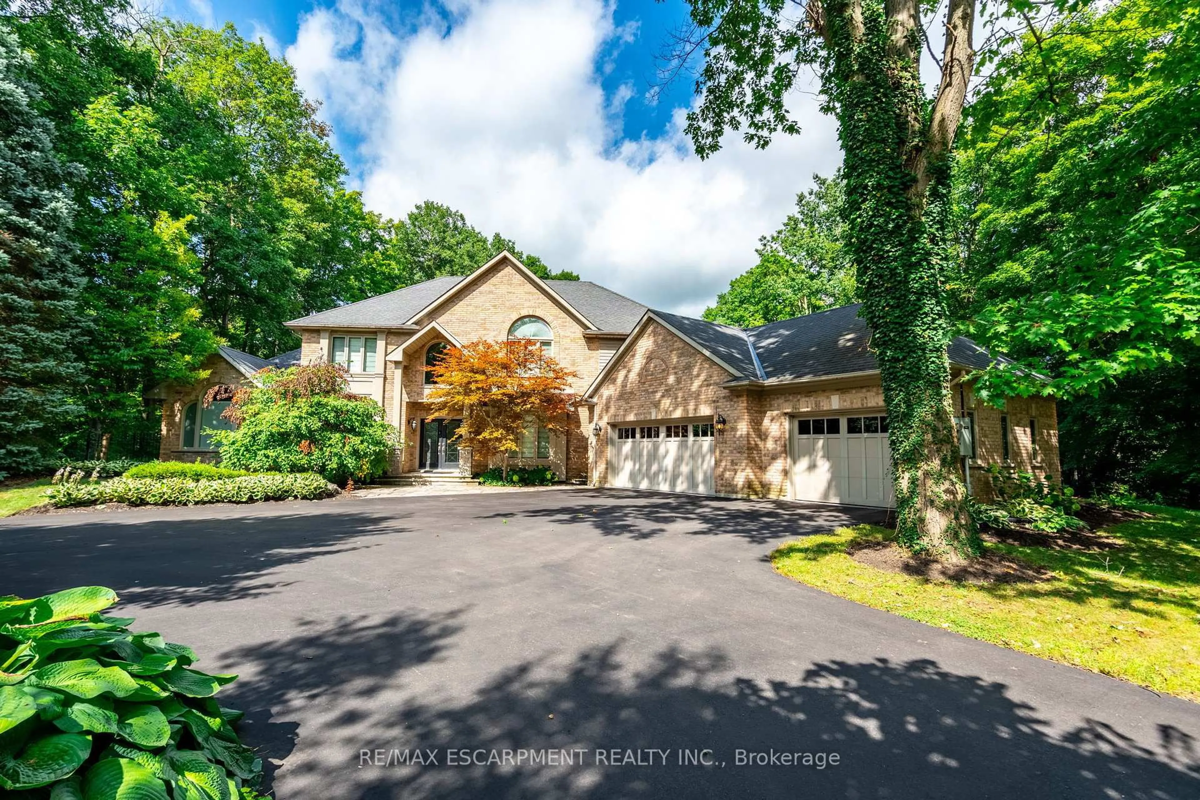 A pic from outside/outdoor area/front of a property/back of a property/a pic from drone, street for 26 PARKSHORE Pl, Hamilton Ontario L0R 1H1