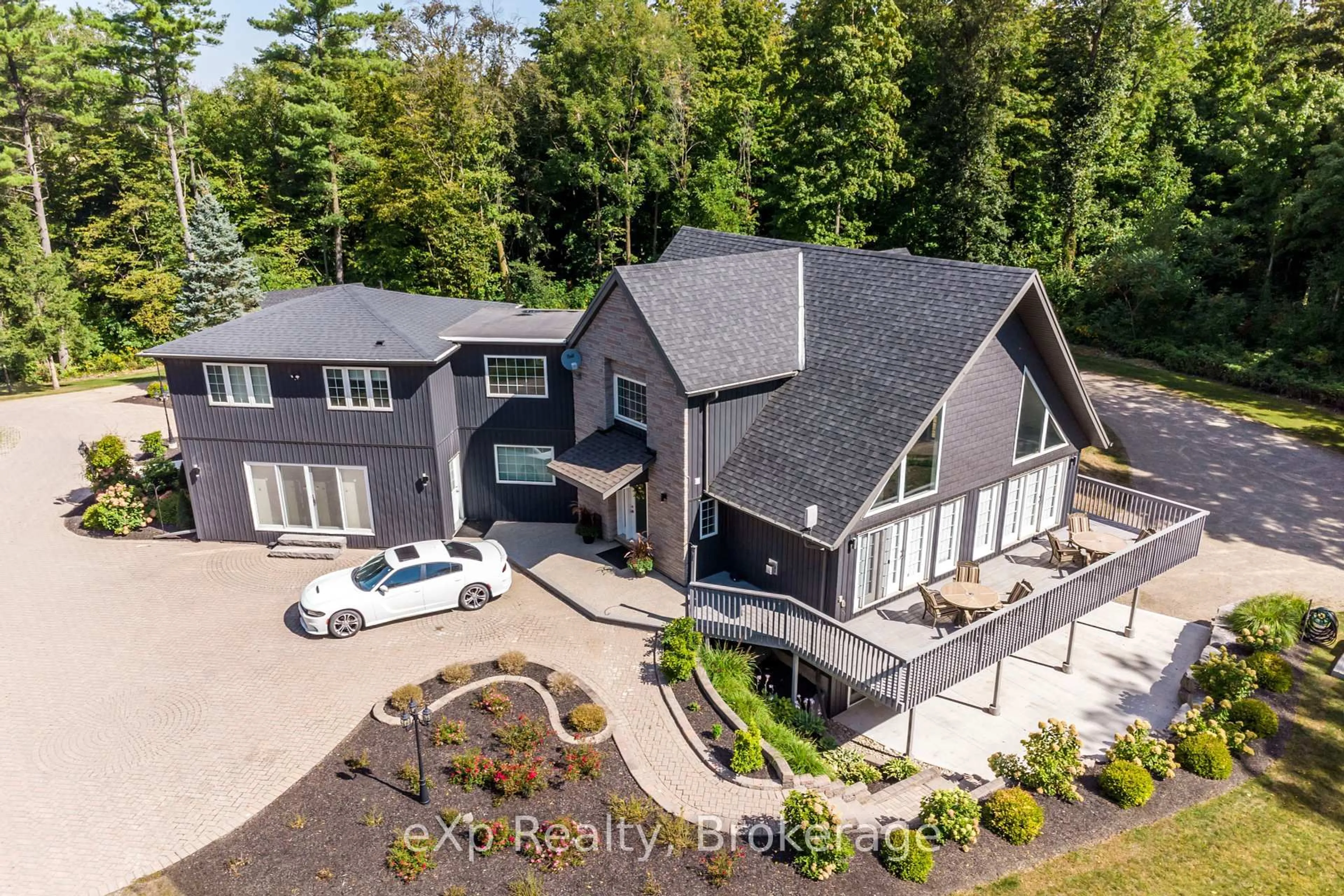 A pic from outside/outdoor area/front of a property/back of a property/a pic from drone, street for 1907 Dumfries Rd, North Dumfries Ontario N1R 5S5