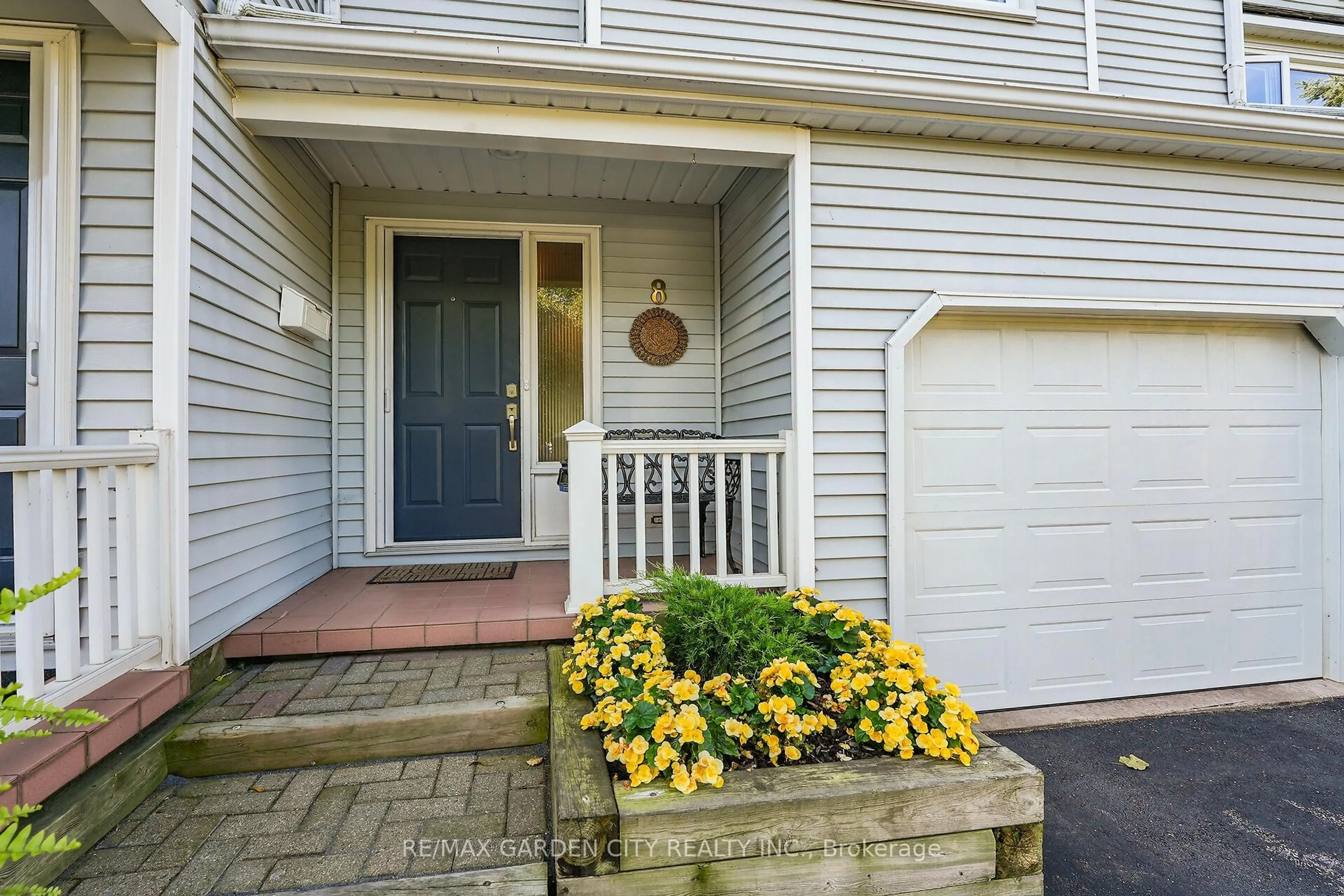Indoor entryway for 177 Main St #8, Grimsby Ontario L3M 1S1