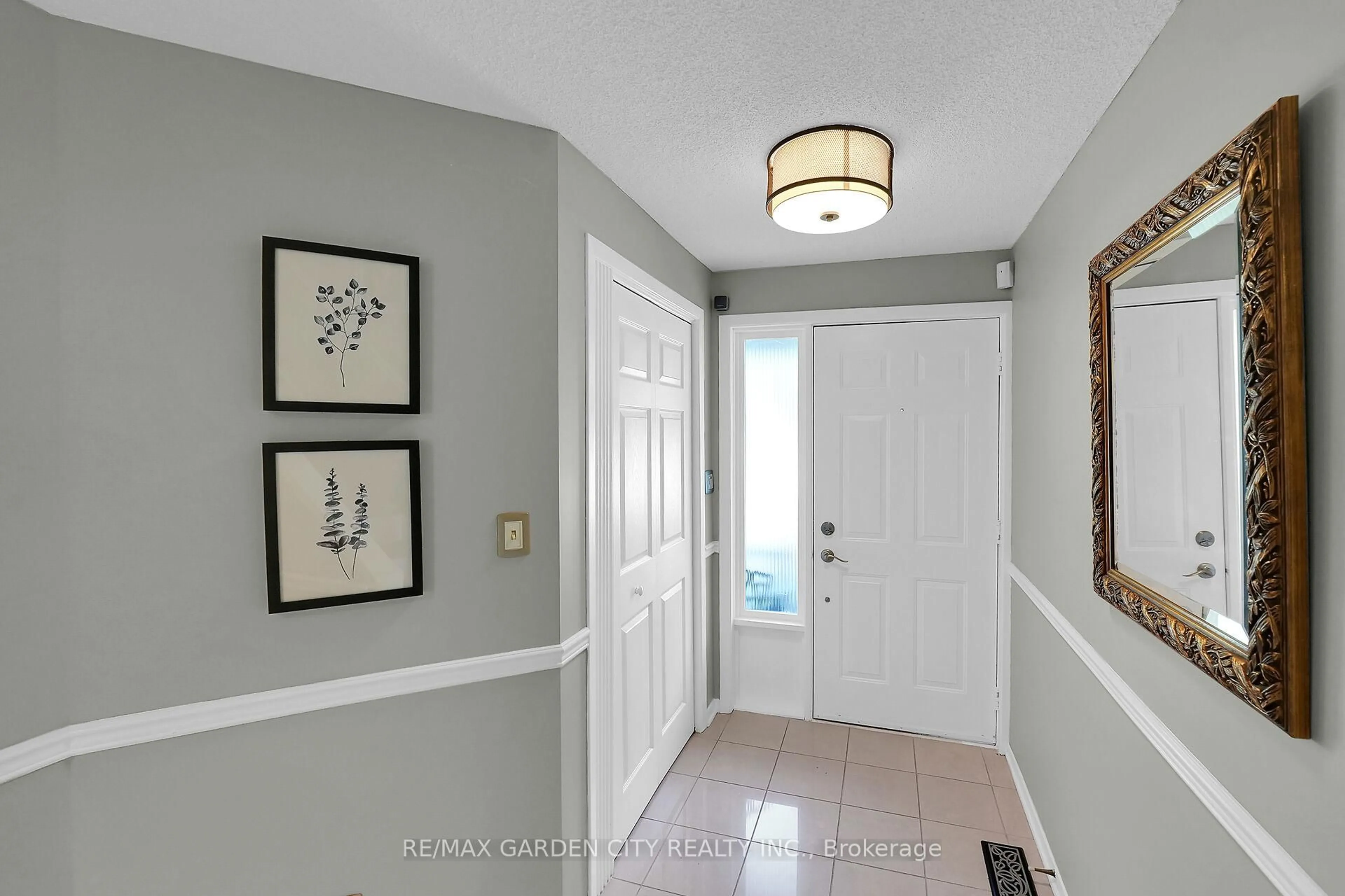 Indoor entryway for 177 Main St #8, Grimsby Ontario L3M 1S1