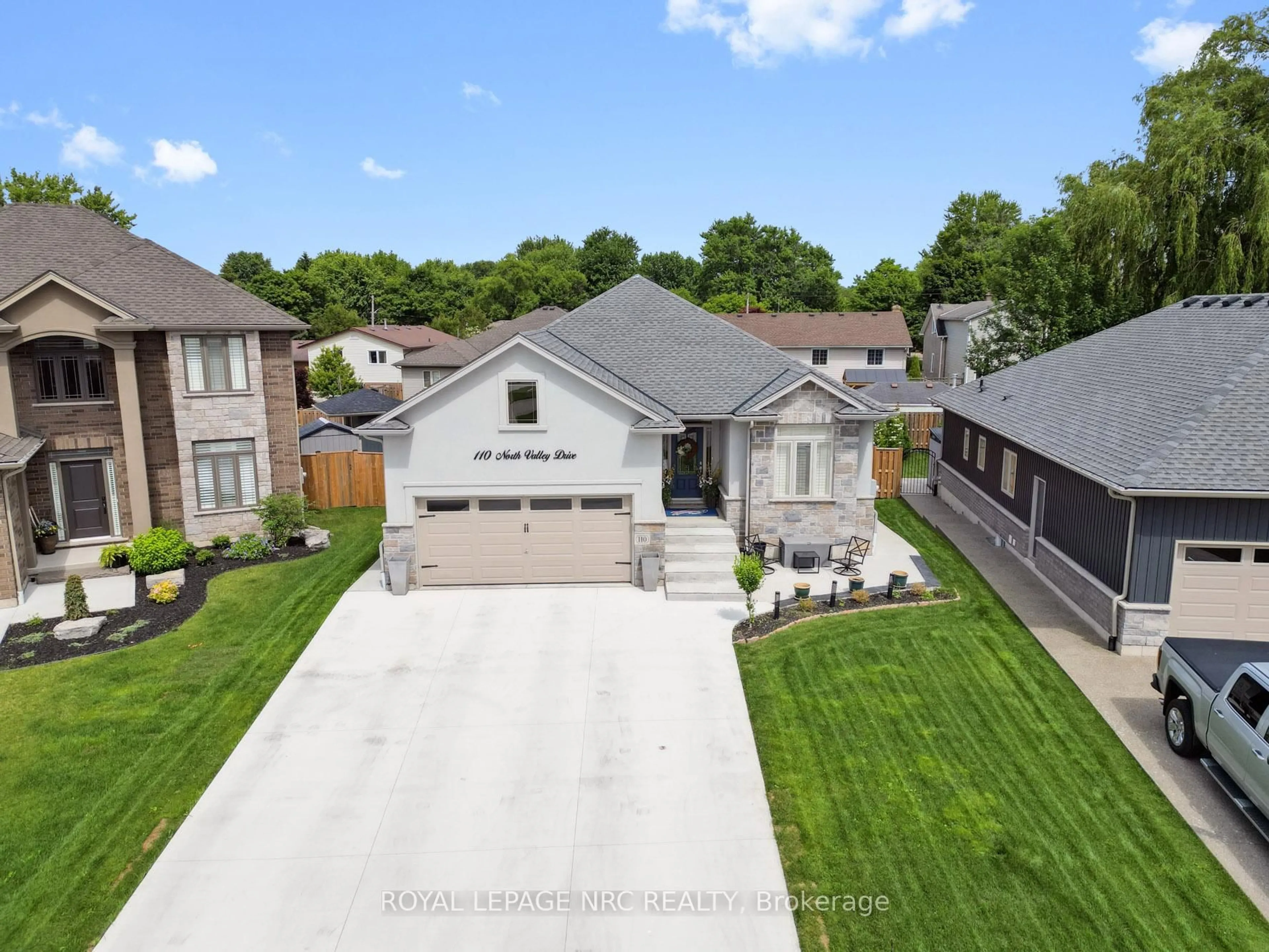 A pic from outside/outdoor area/front of a property/back of a property/a pic from drone, street for 110 North Valley Dr, Welland Ontario L3C 7B6
