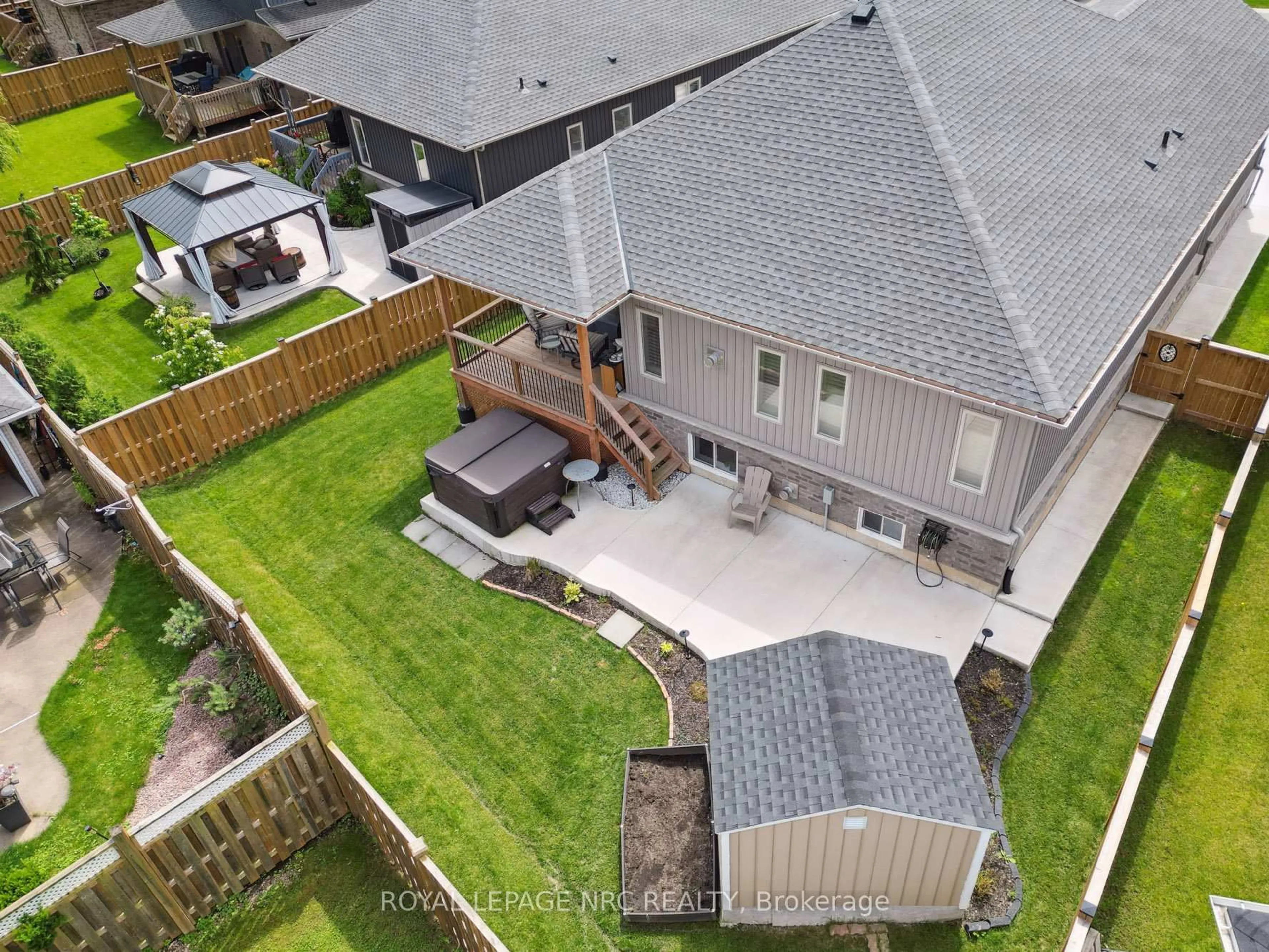 A pic from outside/outdoor area/front of a property/back of a property/a pic from drone, unknown for 110 North Valley Dr, Welland Ontario L3C 7B6